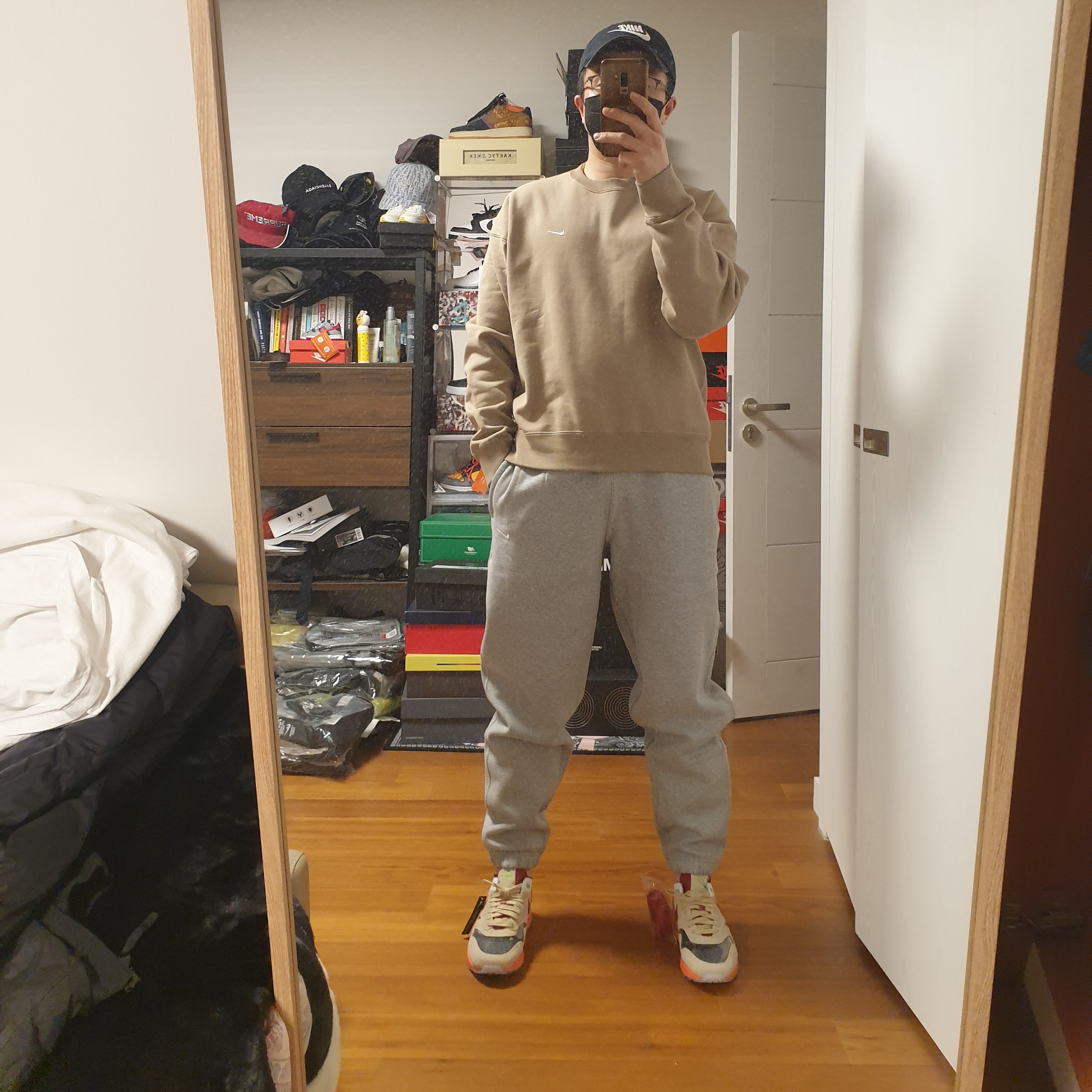 Nike NRG Solo Swoosh Crew Fleece Khaki - Asia, Nike NRG Solo Swoosh Fleece Pants Dark Grey Heather - US/EU 착용 스타일 - 2