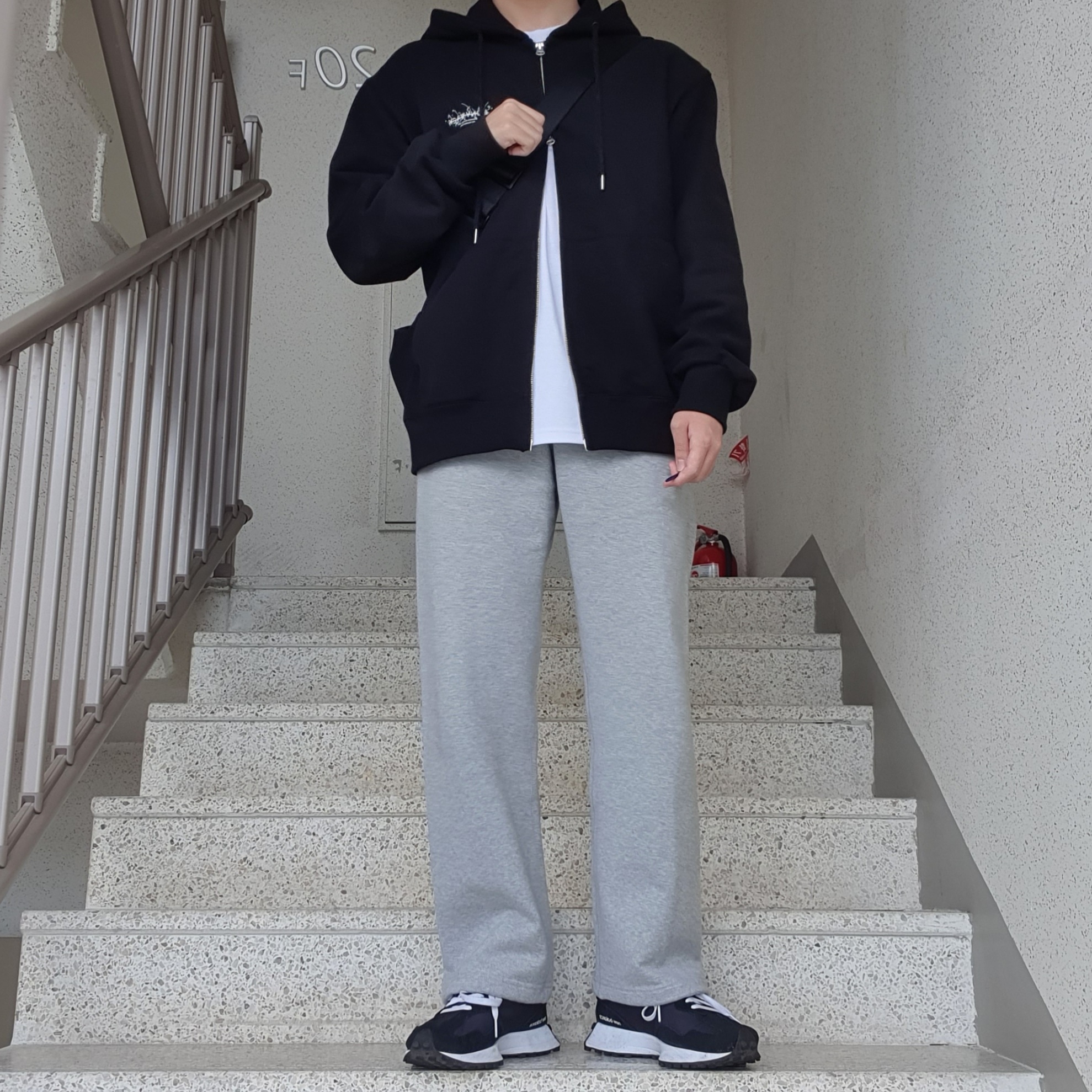 New Balance 327 Black 착용 스타일 - 1