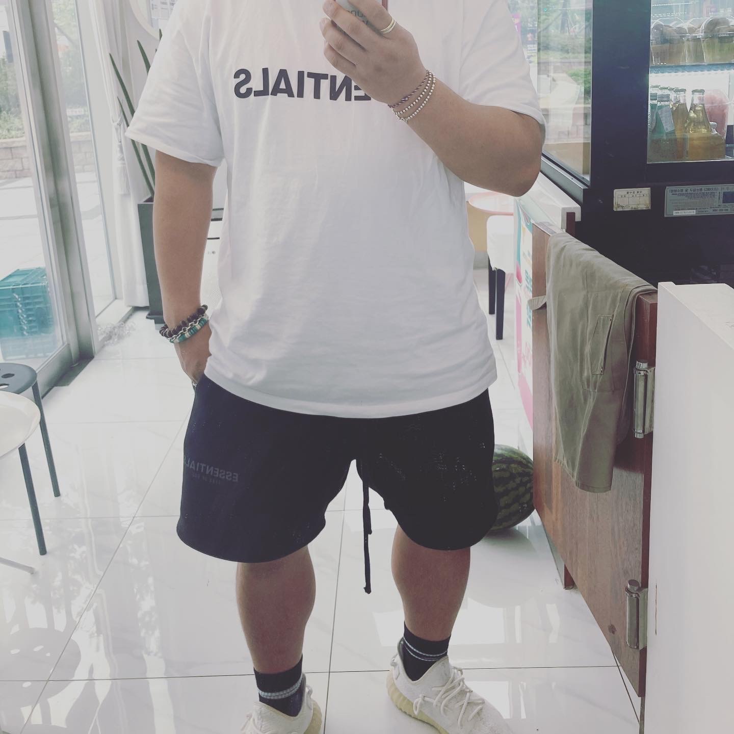 Essentials Sweatshorts Black 2020, Essentials 3D Silicon Applique Boxy T-Shirt White - 20SS 착용 스타일