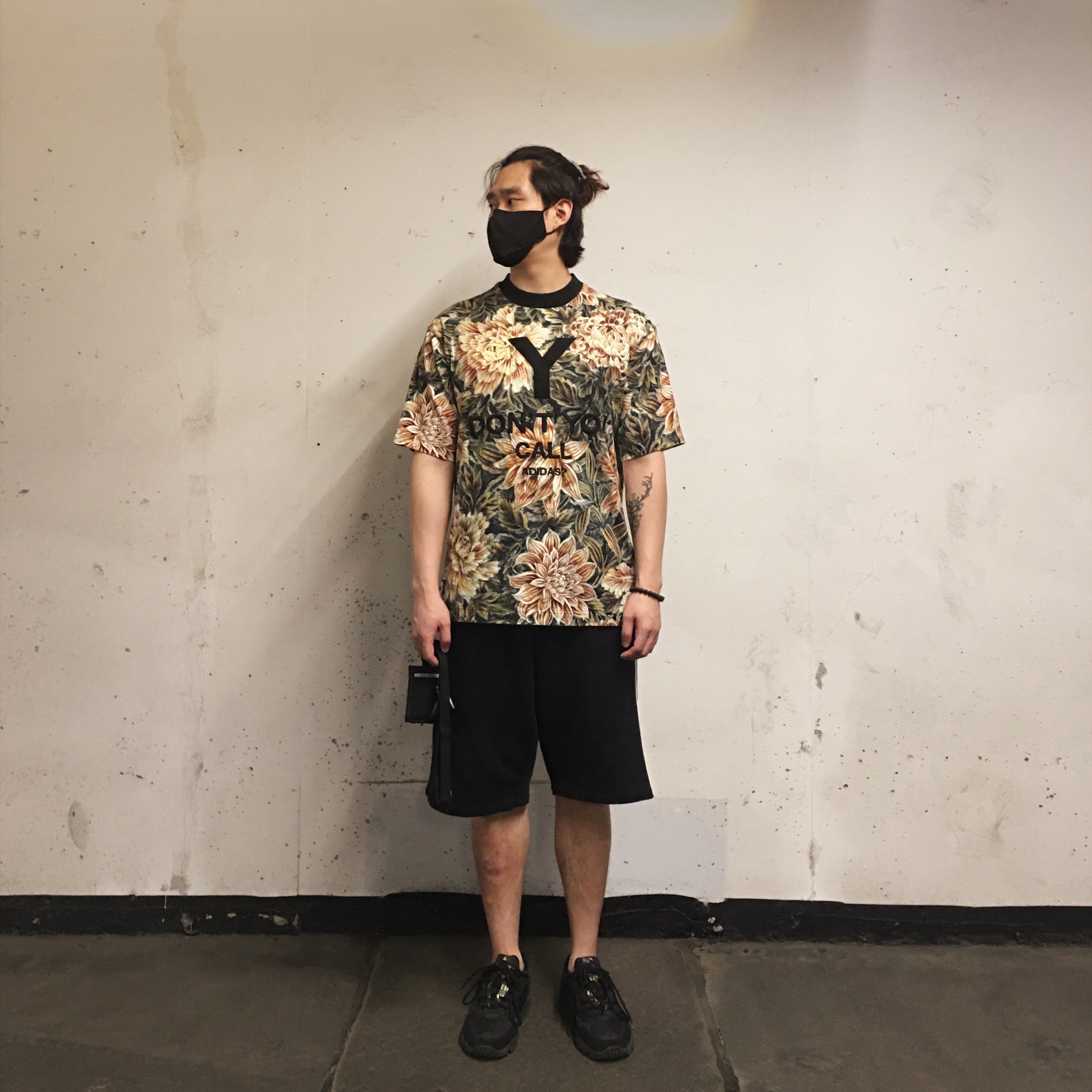 Y-3 Saikou Triple Black, Supreme x Yohji Yamamoto Logo T-Shirt Black - 20FW 착용 스타일 - 1
