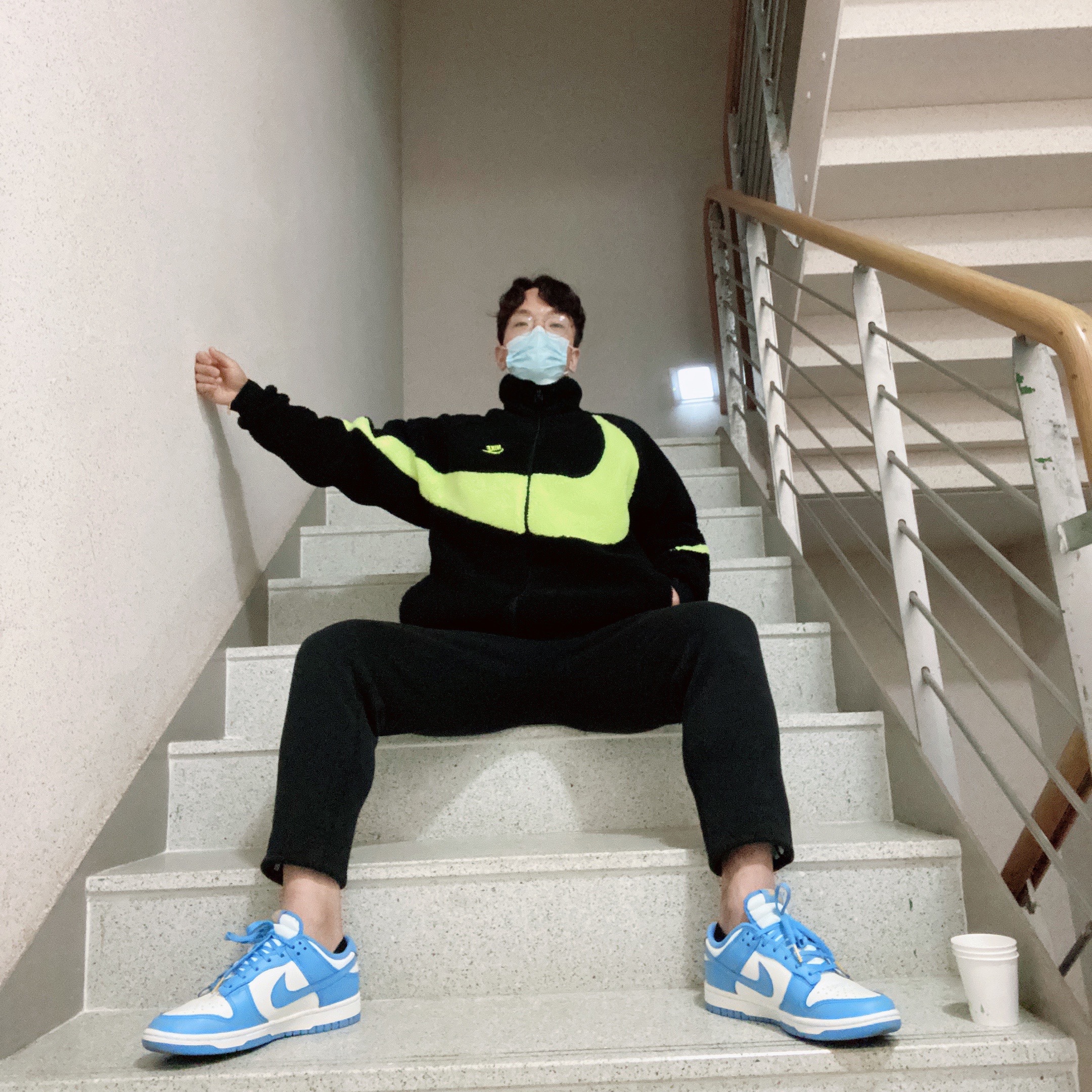 (W) Nike Dunk Low Coast, Nike Big Swoosh Full Zip Jacket Black Volt 착용 스타일