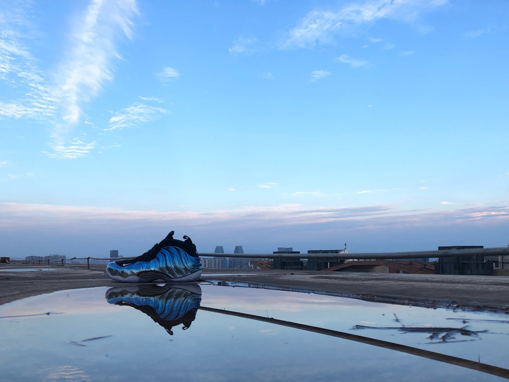 Nike Air Foamposite One Blue Mirror 착용 스타일