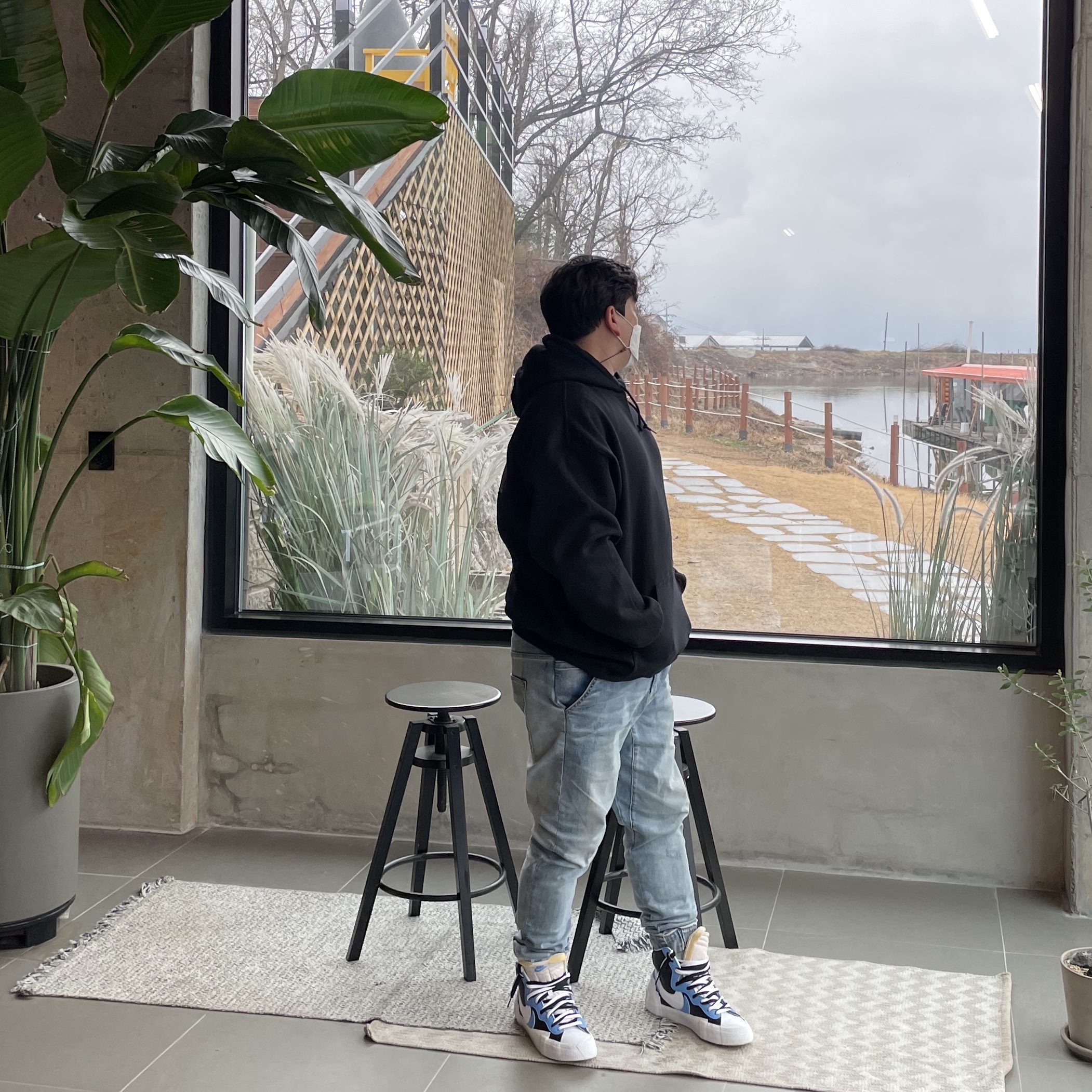 Nike x Sacai Blazer Mid White Black Legend Blue 착용 스타일