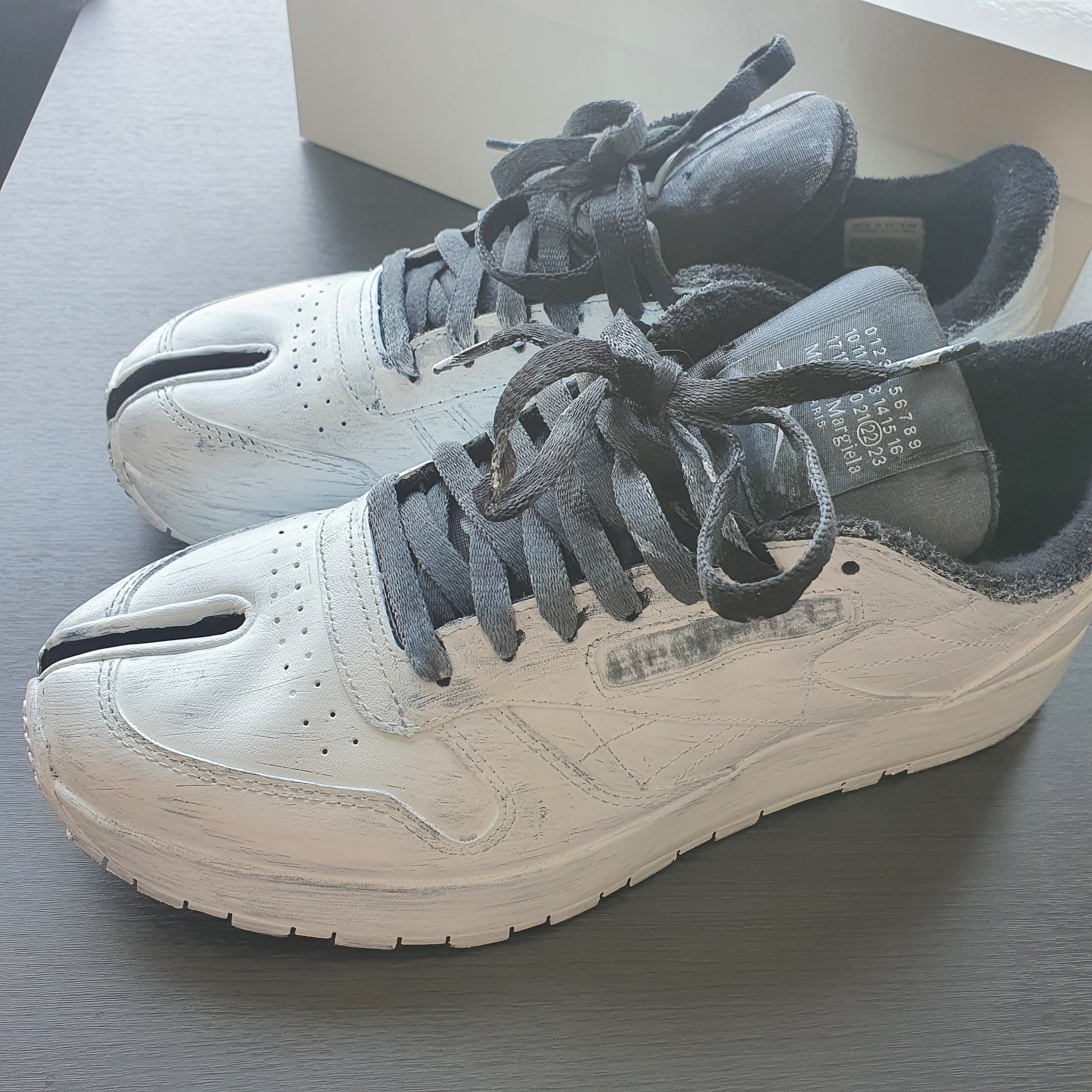 Reebok x Maison Margiela Classic Leather Tabi Shoes Bianchetto 착용 스타일 - 1