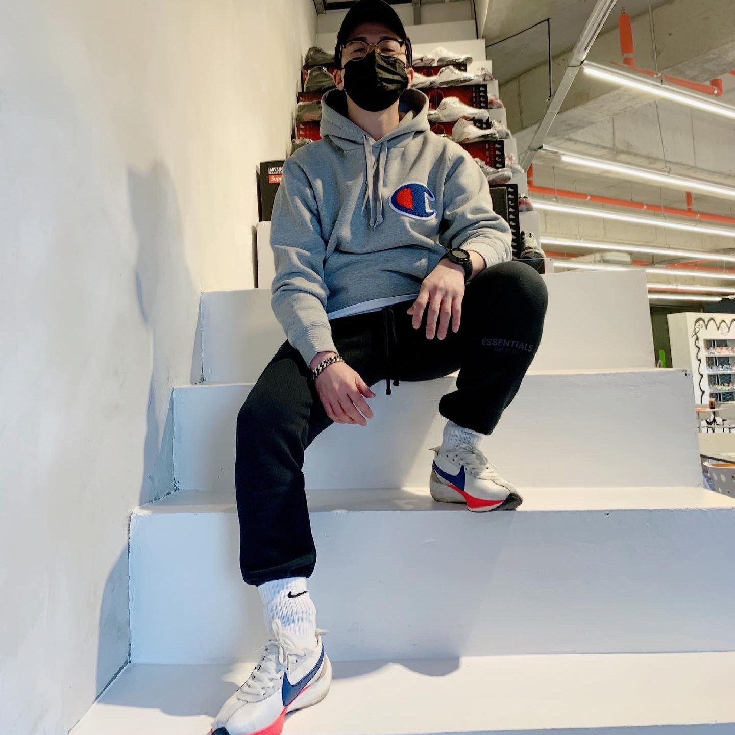 Nike Moon Racer Sail Solar Blue, Essentials Sweatpants Dark Slate/Black 2020 착용 스타일