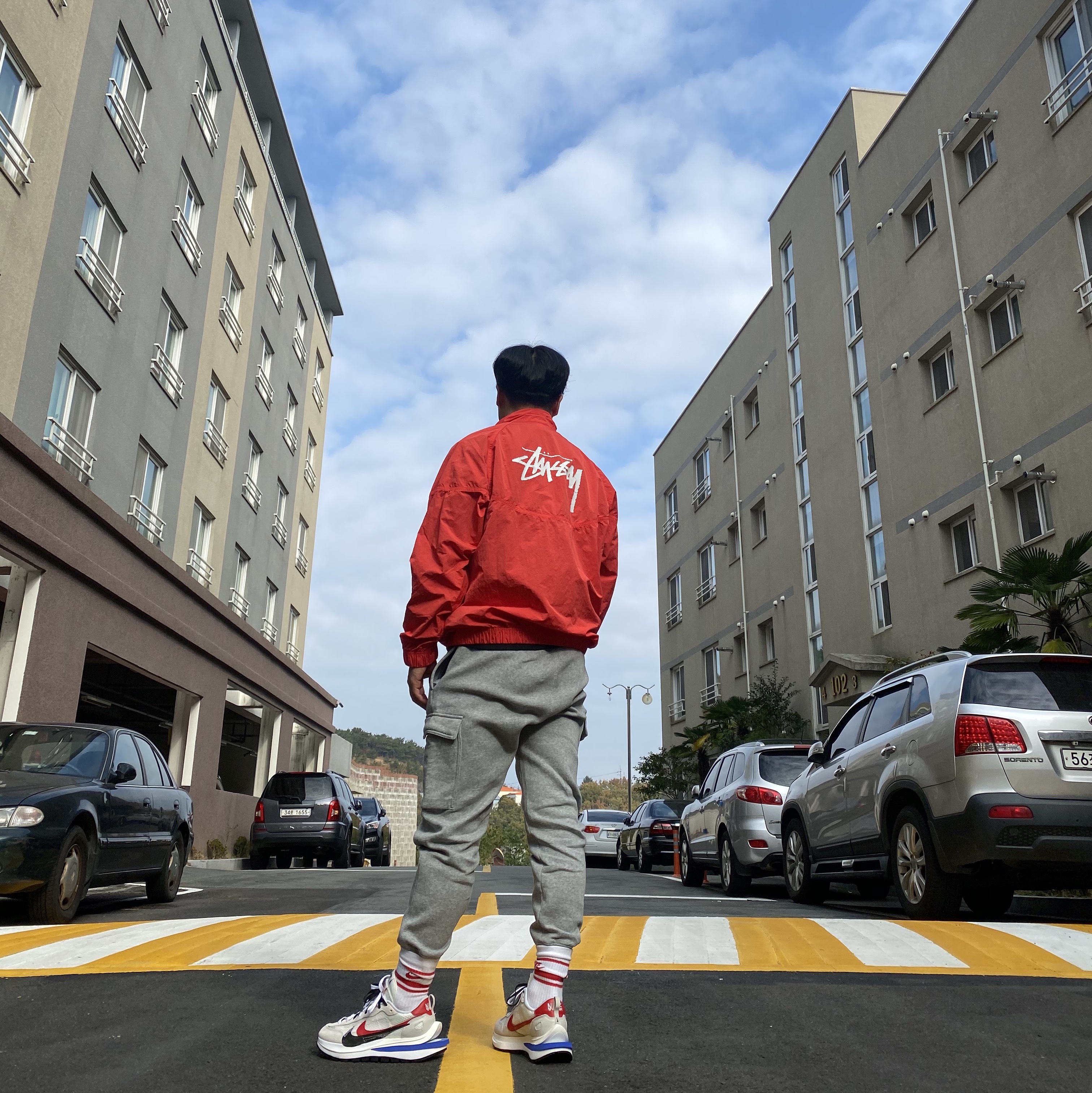 Nike x Stussy Windrunner Jacket Habanero Red, Nike x Sacai VaporWaffle Royal Fuchsia 착용 스타일 - 2