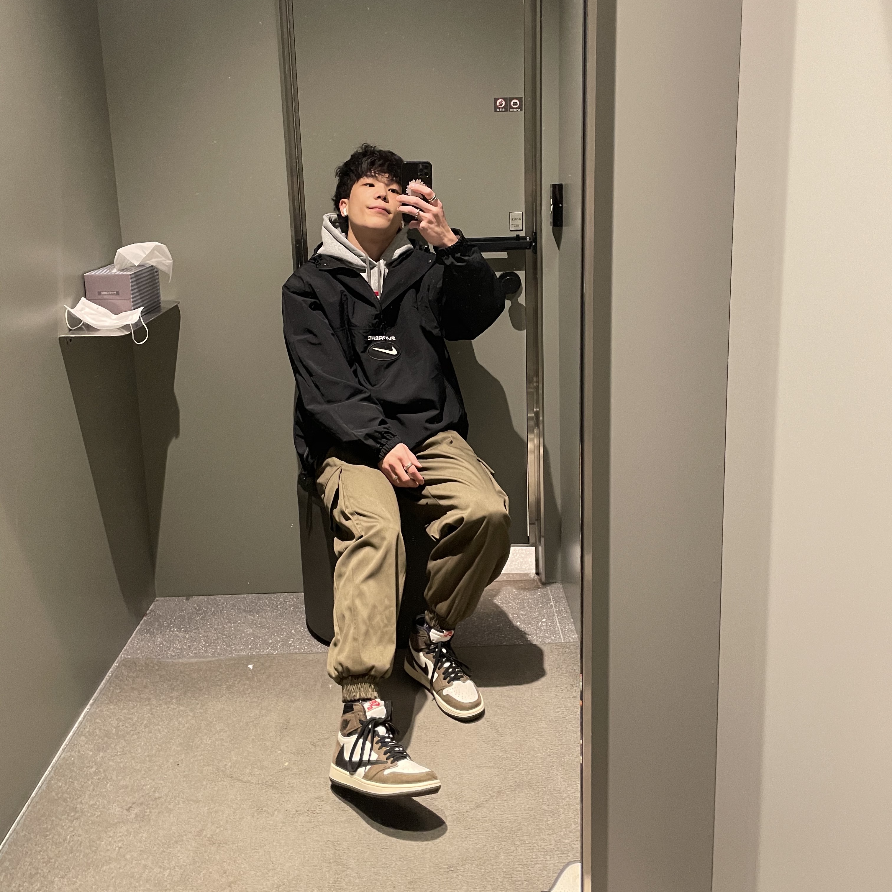 Supreme x Nike Jewel Reversible Ripstop Anorak Black - 20FW, Jordan 1 x Travis Scott Retro High OG SP Mocha 착용 스타일 - 1