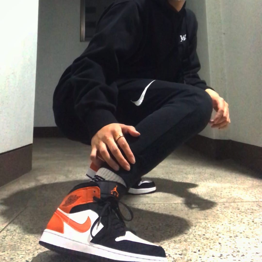 Jordan 1 Mid Shattered Backboard 착용 스타일