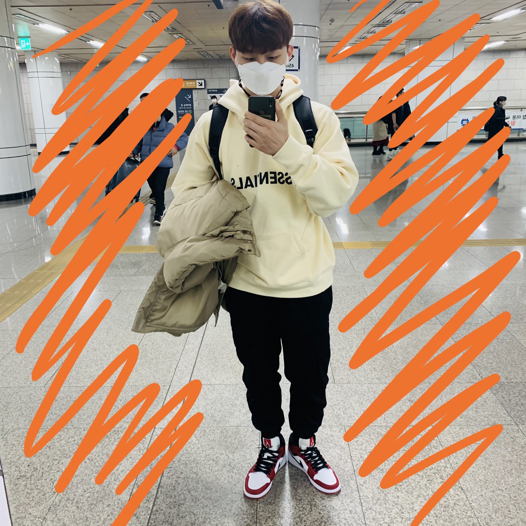 Jordan 1 Mid Chicago 2020, Essentials 3D Silicon Applique Pullover Hoodie Buttercream 2020 착용 스타일