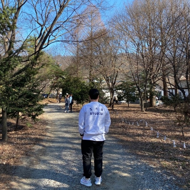 IAB Studio Long Sleeve Light Gray 착용 스타일