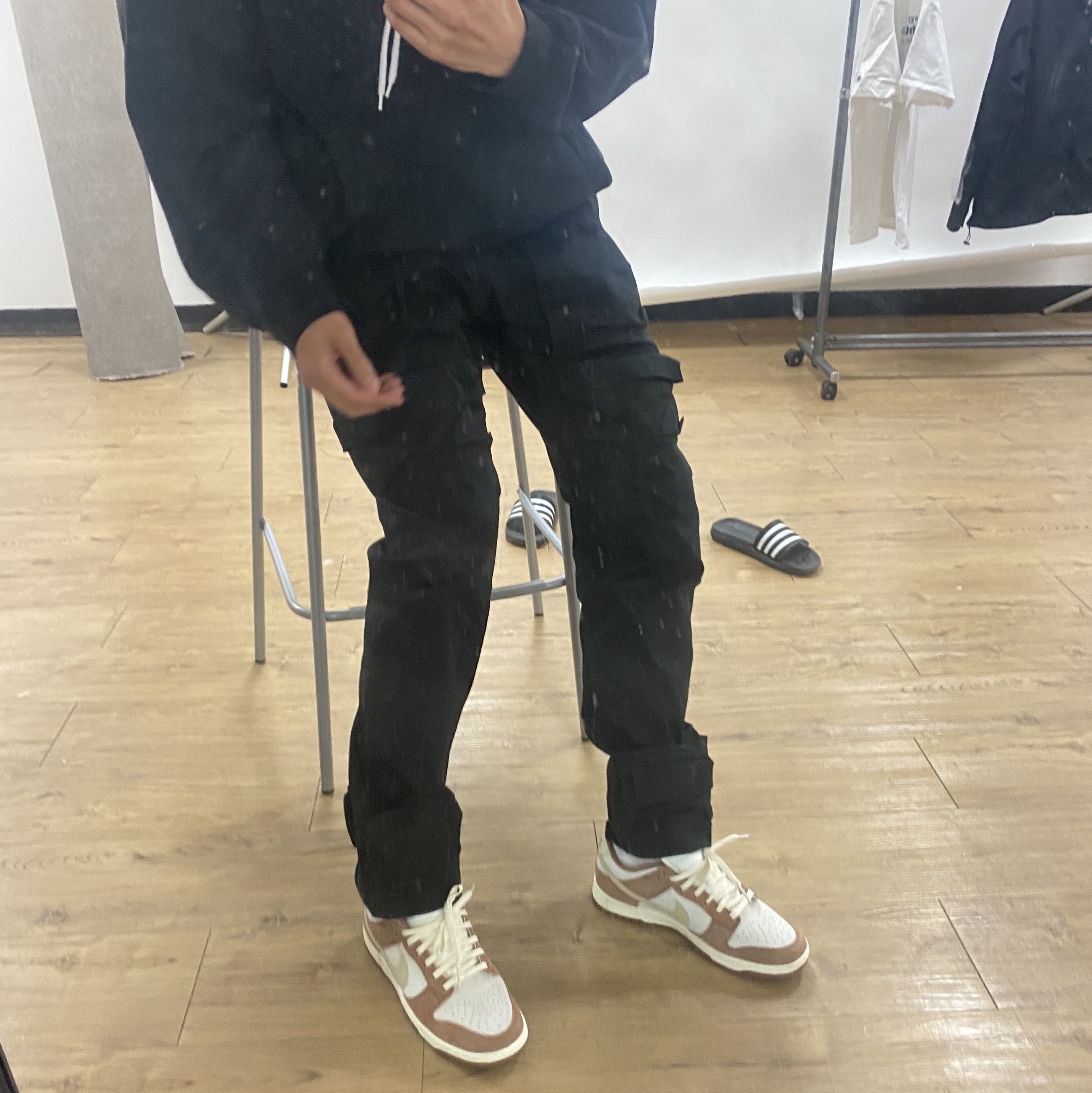 Nike Air Force 1 '07 Craft Mantra Orange, Nike NRG Solo Swoosh Fleece Hoodie Black White - Asia 착용 스타일 - 2