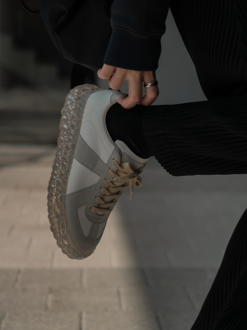 Maison Margiela Replica Caviar Sneakers White 착용 스타일 - 3