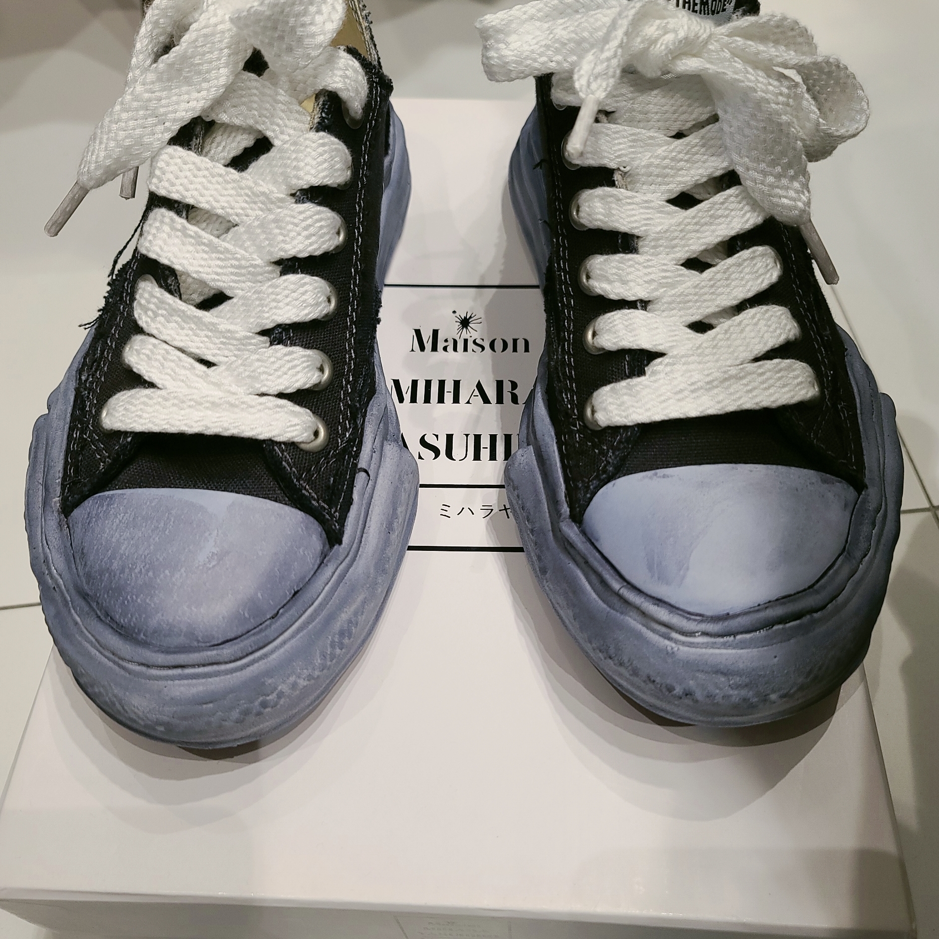 Maison Mihara Yasuhiro Hank OG Sole Canvas Low-top Sneakers Black 착용 스타일 - 4