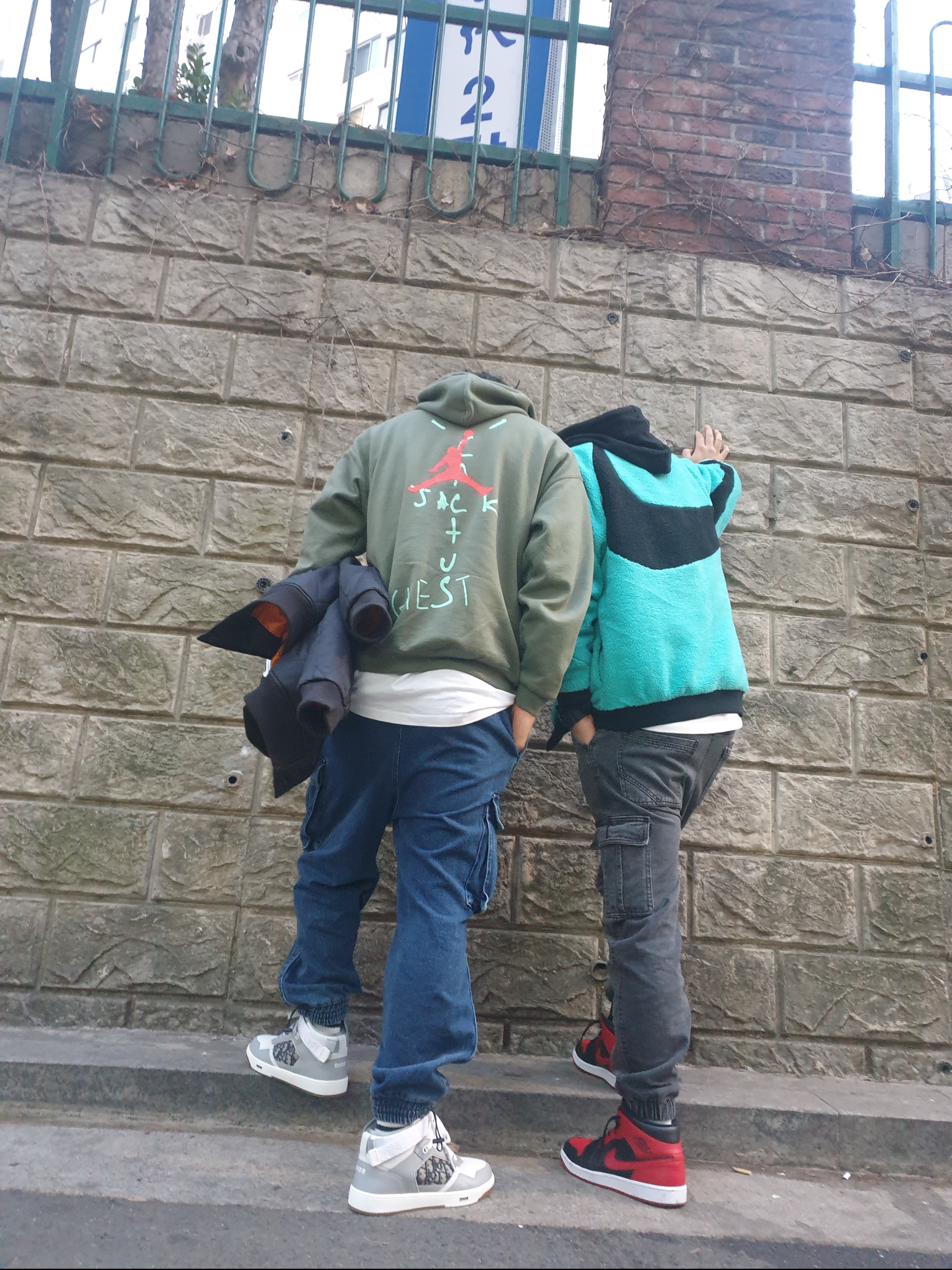 Dior B27 Mid-Top Sneakers Gray, Nike Big Swoosh Full Zip Jacket Hyper Jade Black 착용 스타일