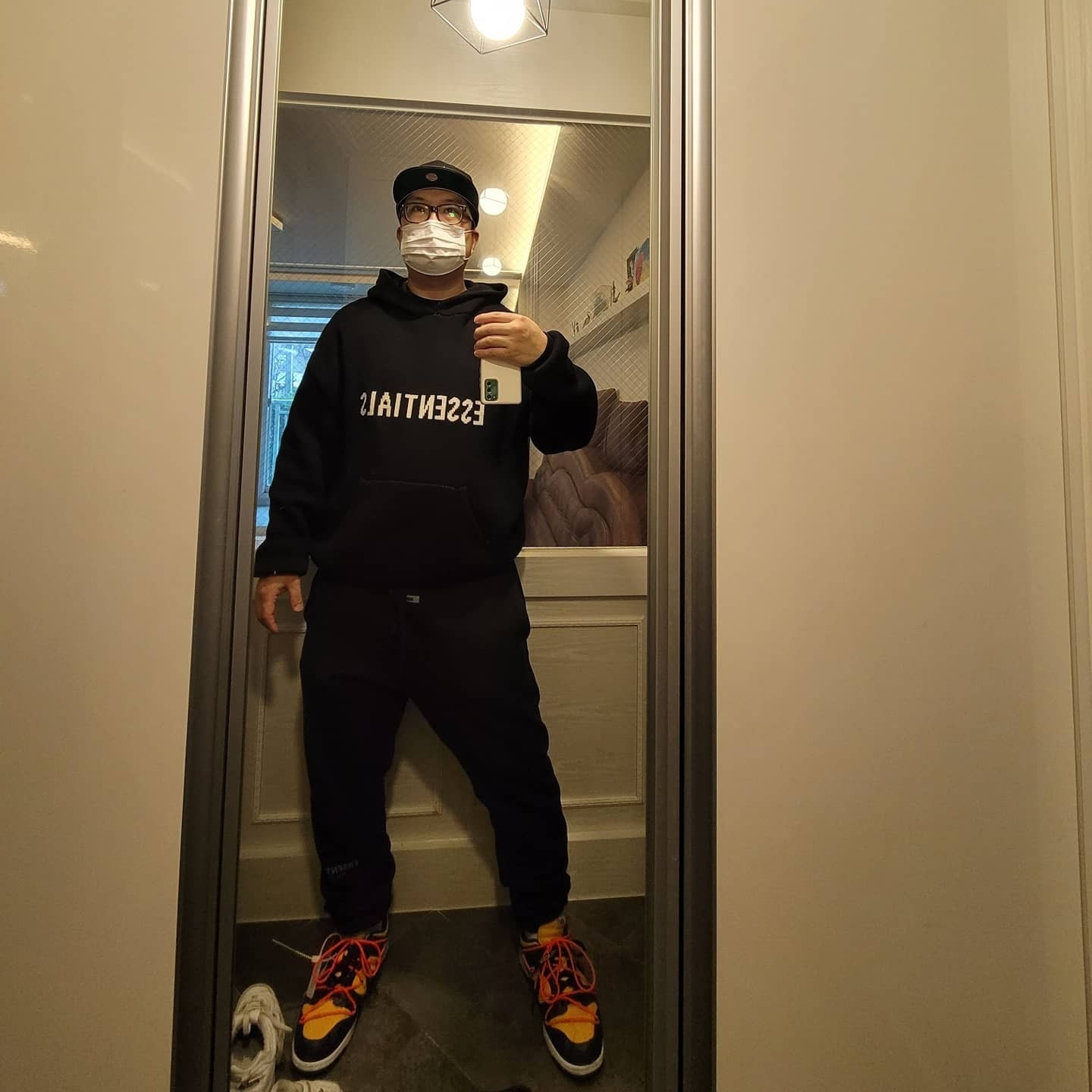 Essentials Sweatpants Dark Slate/Black 2020, Essentials Knit Hoodie Black - 20FW 착용 스타일