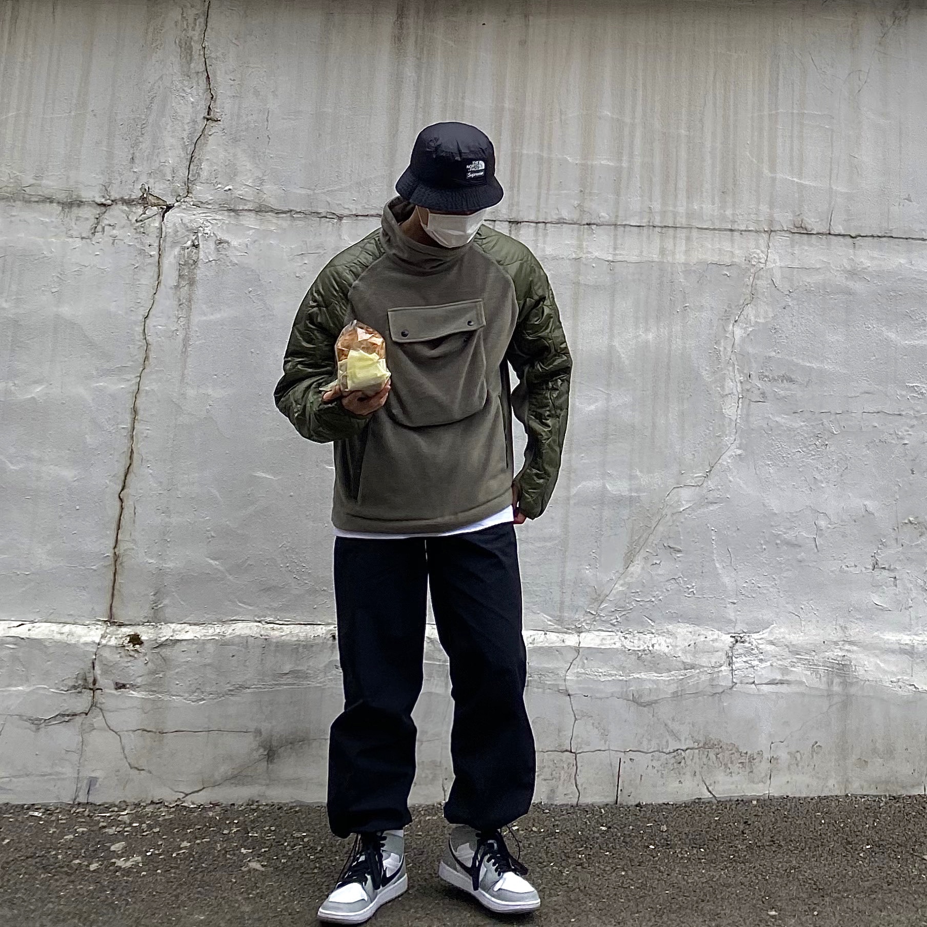Supreme x The North Face Snakeskin Packable Reversible Crusher Black - 18SS, Jordan 1 Mid Light Smoke Grey 착용 스타일 - 1