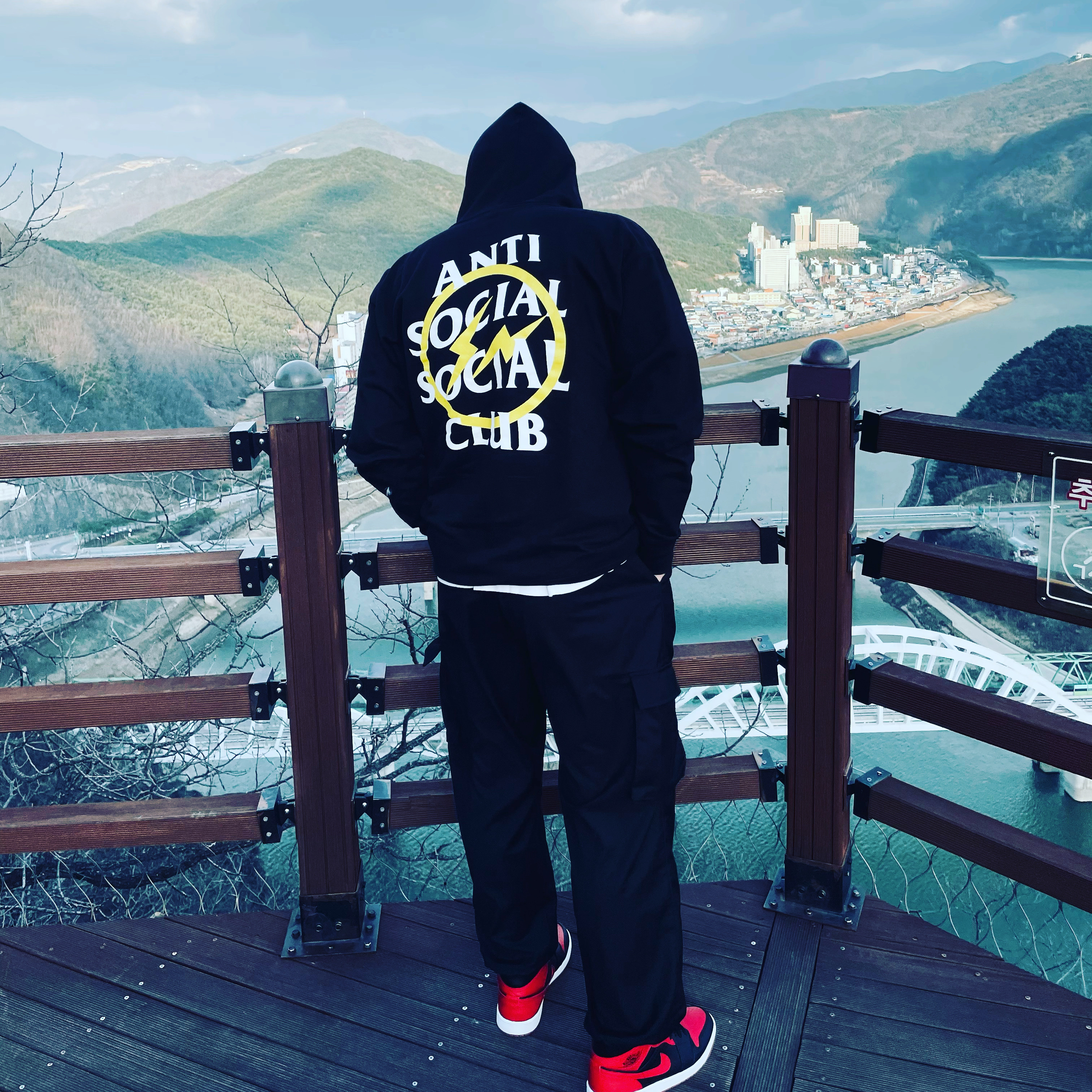 Jordan 1 Mid Bred Banned 2020, Anti Social Social Club x Fragment Bolt Hoodie Yellow 착용 스타일
