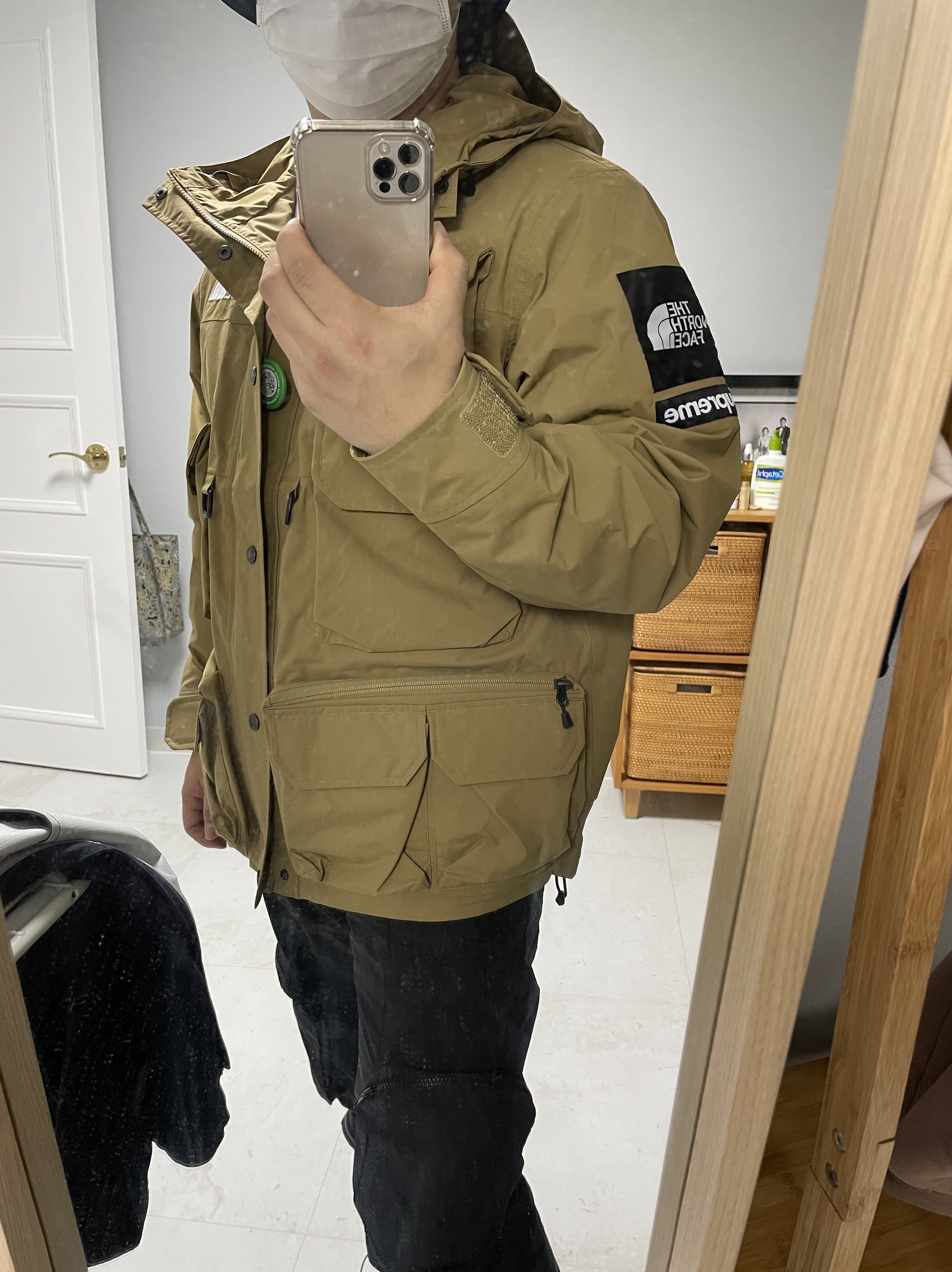 Supreme x The North Face Cargo Jacket Gold - 20SS, Jordan 1 Retro High OG University Blue 착용 스타일 - 2