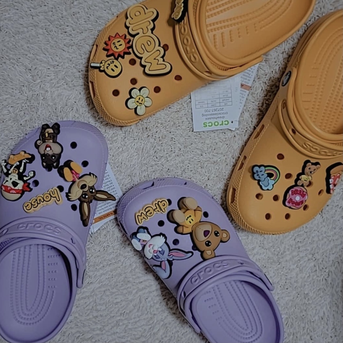 Crocs x Justin Bieber x Drew Classic Clog Lavender, Crocs x Justin Bieber x Drew Classic Clog Canary 착용 스타일