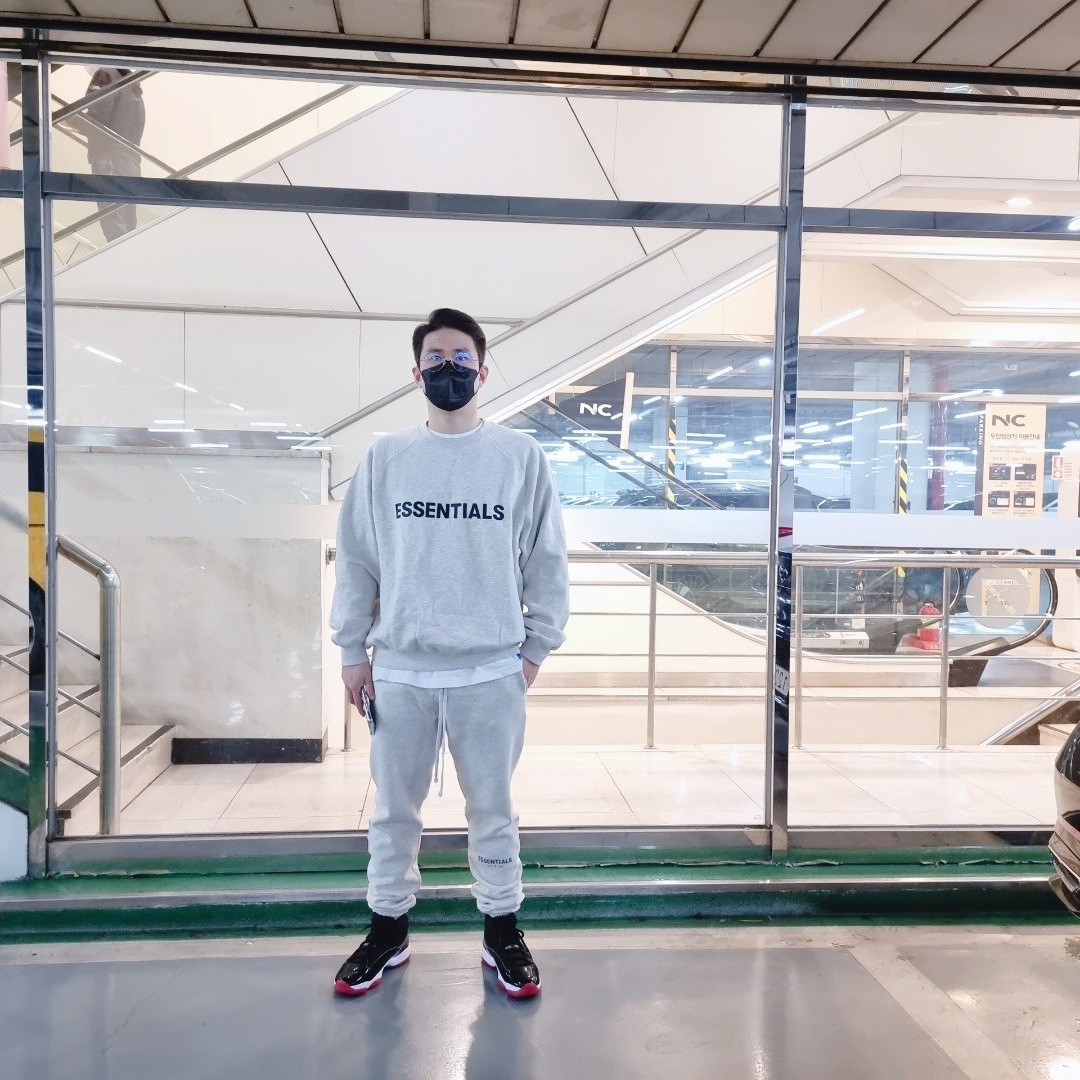 Essentials Sweatpants Oatmeal/Oatmeal Heather/Light Heather Oatmeal 2020, Essentials 3D Silicon Applique Crewneck Oatmeal/Oatmeal Heather/Light Heather Oatmeal 2020 착용 스타일