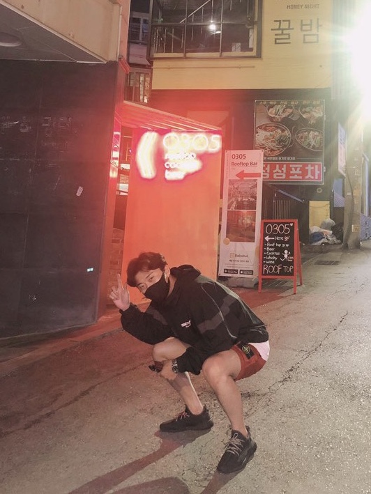 Adidas Yeezy Boost 350 V2 Black - Non-Reflective 착용 스타일