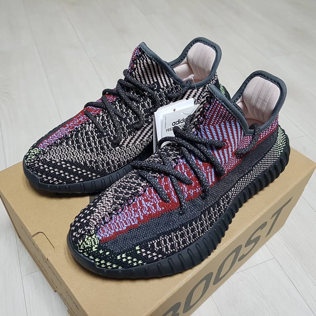 Adidas Yeezy Boost 350 V2 Yecheil - Non-Reflective 착용 스타일