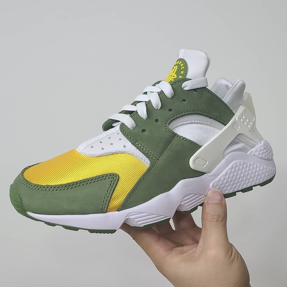 Nike x Stussy Air Huarache LE Dark Olive 착용 스타일
