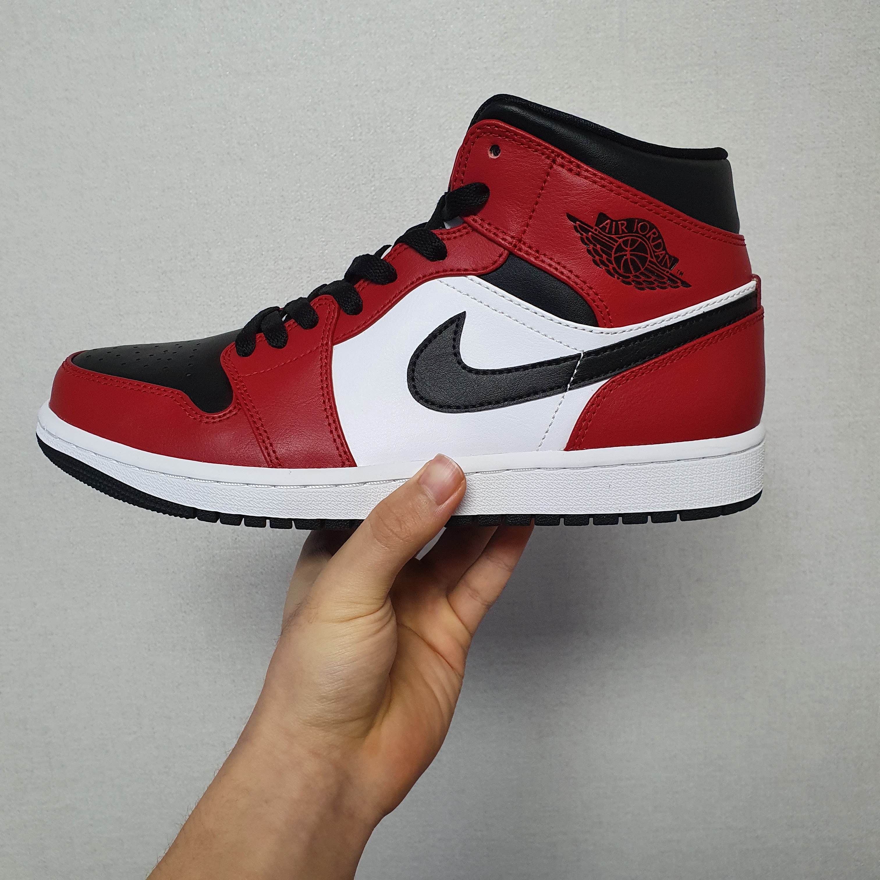 Jordan 1 Mid Chicago Black Toe 착용 스타일