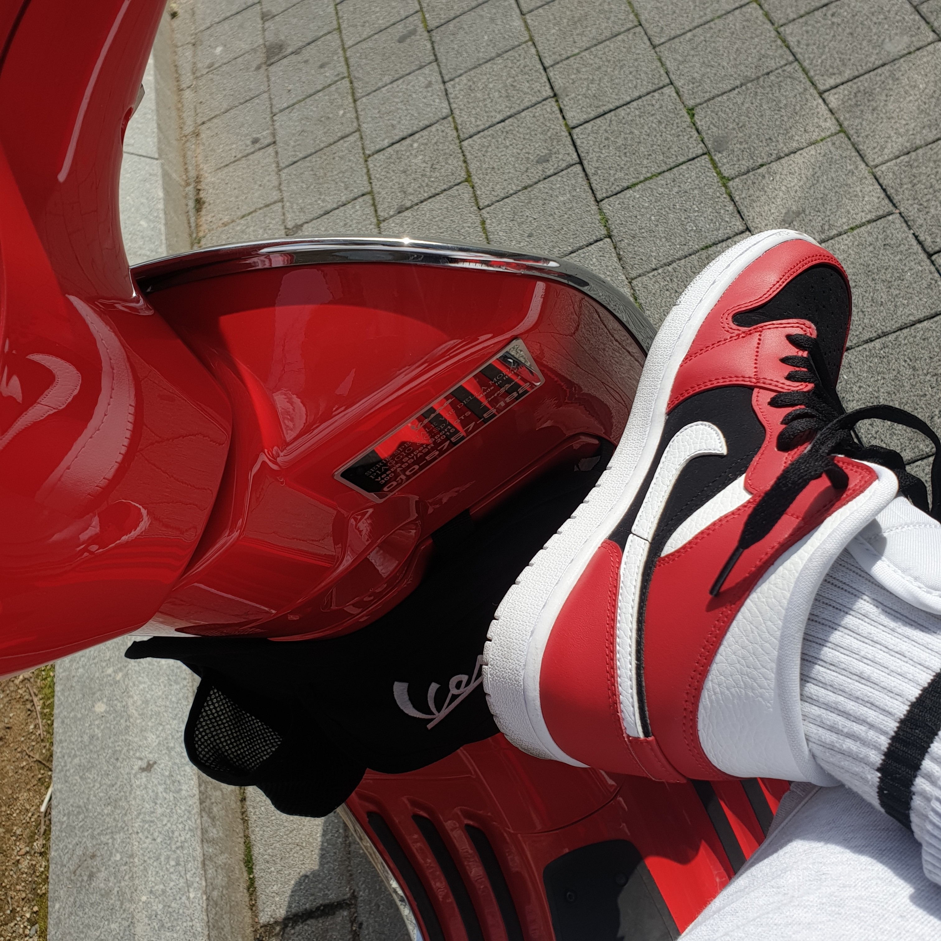 (W) Jordan 1 Mid Gym Red Black 착용 스타일