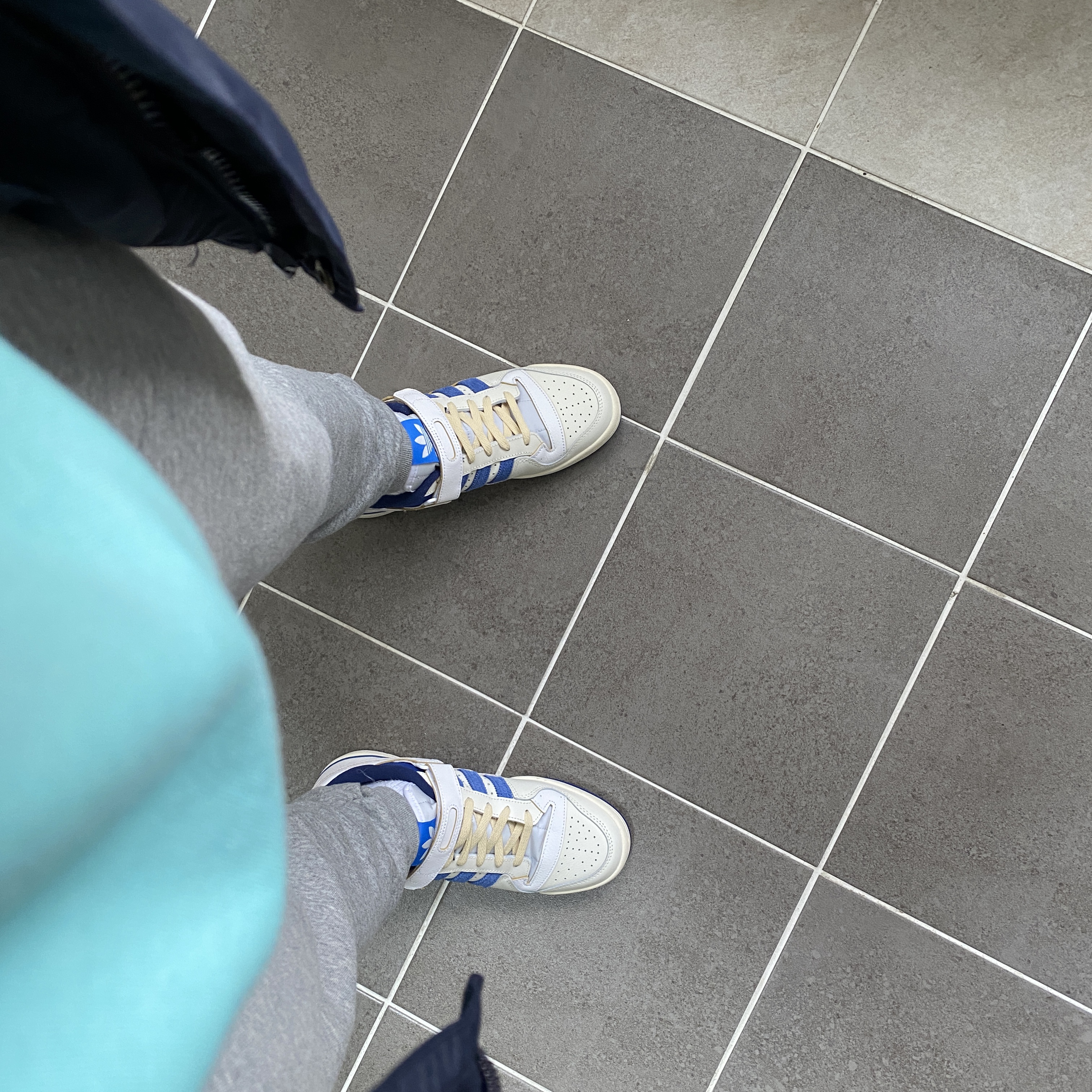 Adidas OG Forum 84 Low Blue Thread 착용 스타일