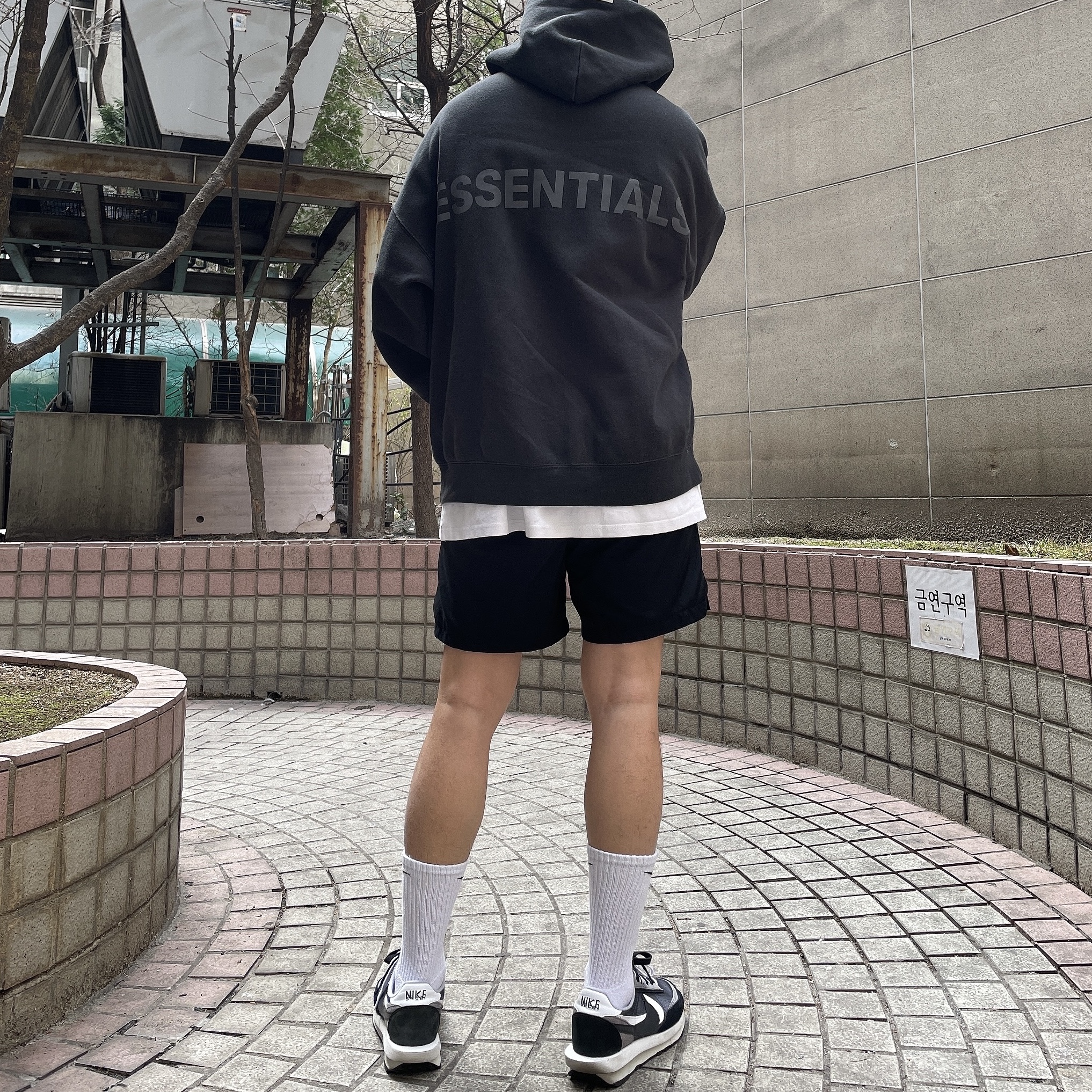 Nike x Sacai LDWaffle Black 착용 스타일 - 1