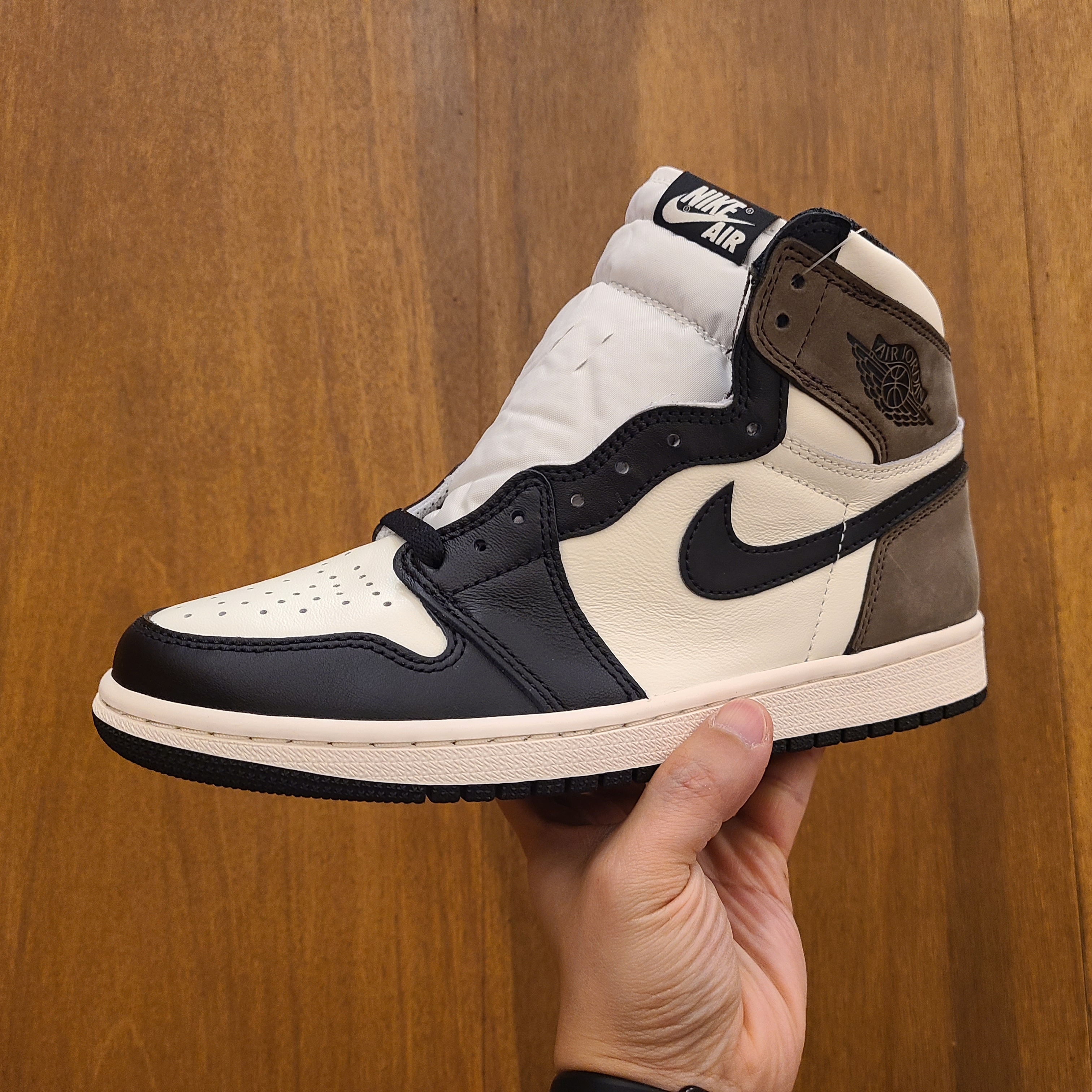Jordan 1 Retro High OG Black Mocha 착용 스타일