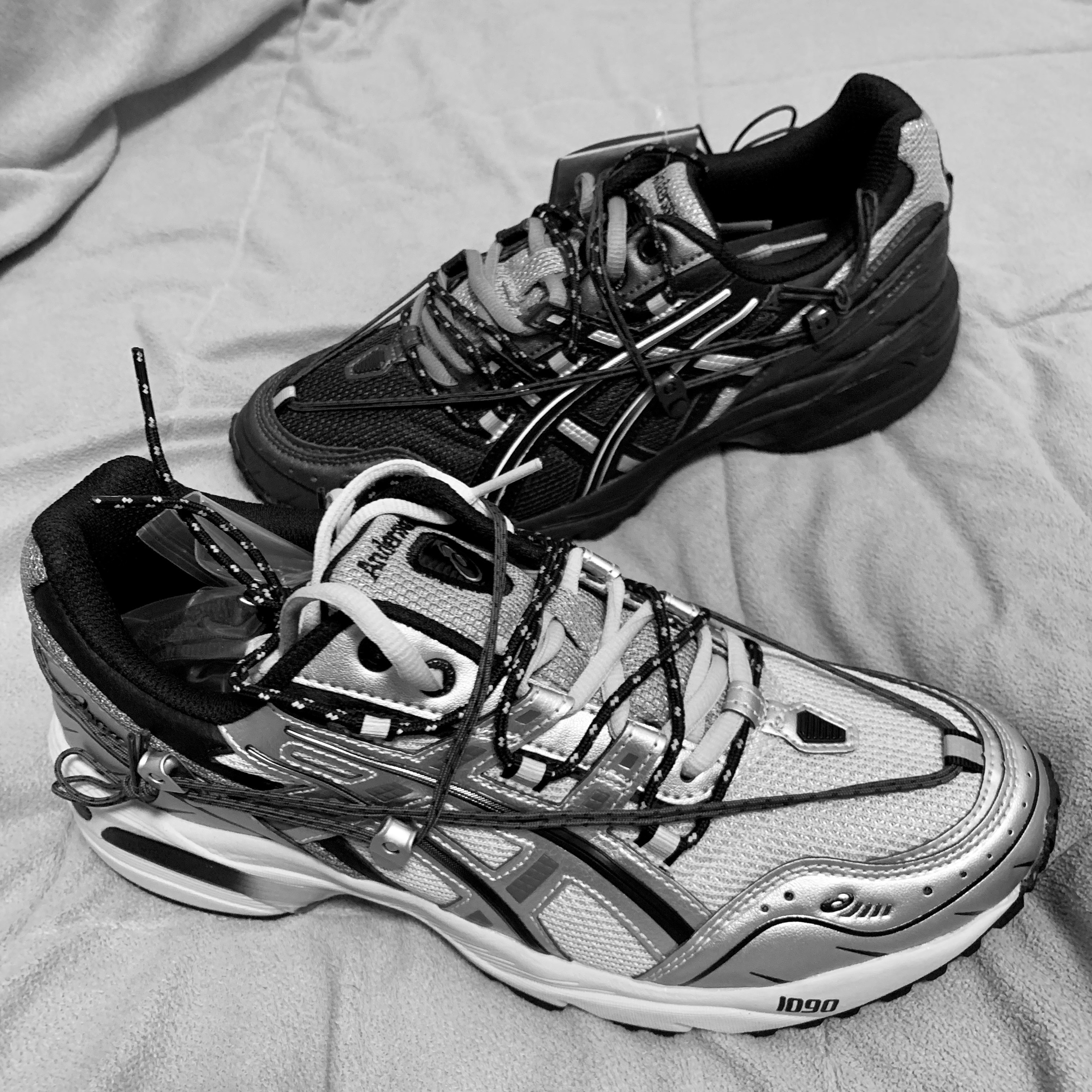 Asics x Andersson Bell Gel-1090 Glacier Grey Silver, Asics x Andersson Bell Gel-1090 Black Silver 착용 스타일 - 1