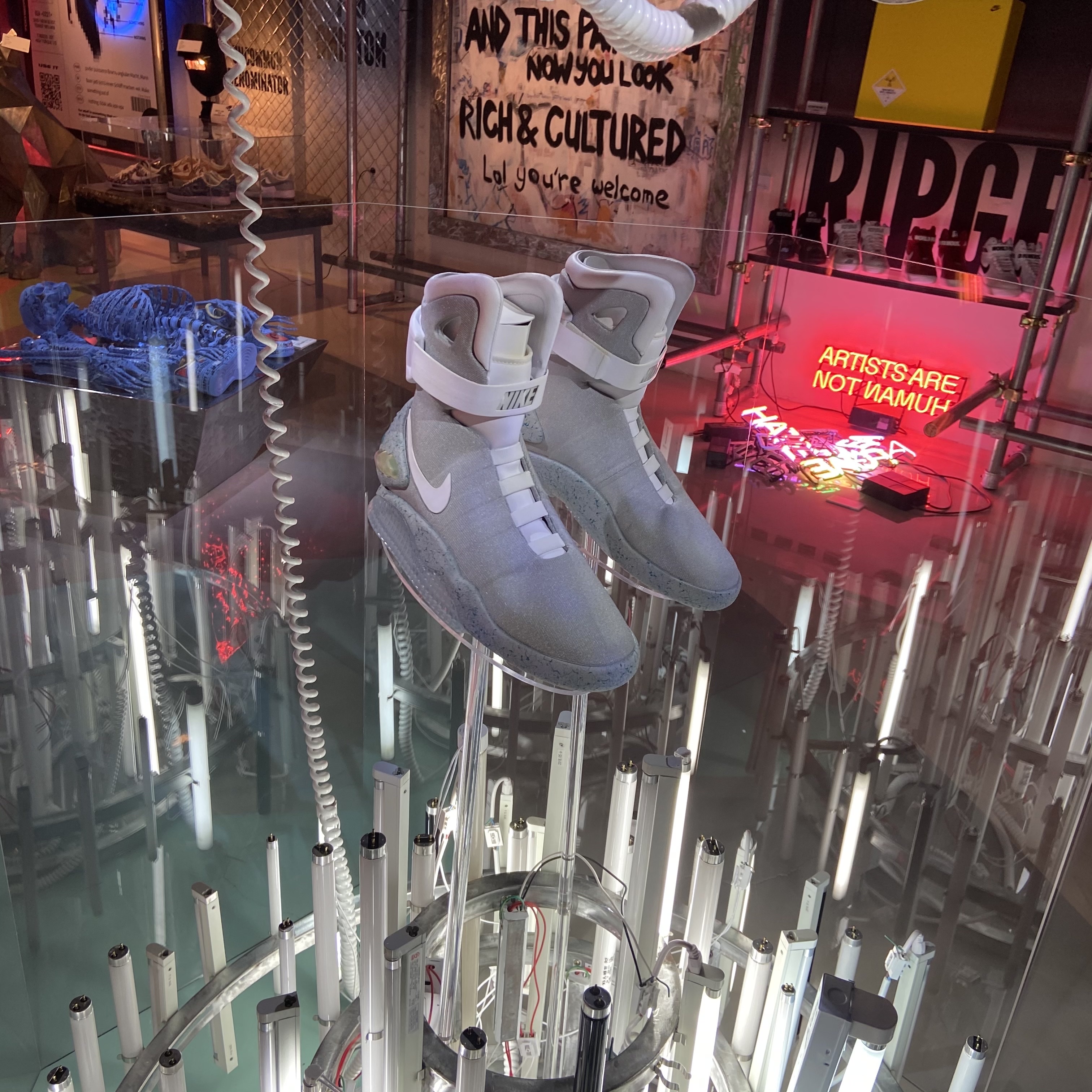 Nike MAG Back to the Future 2011 착용 스타일