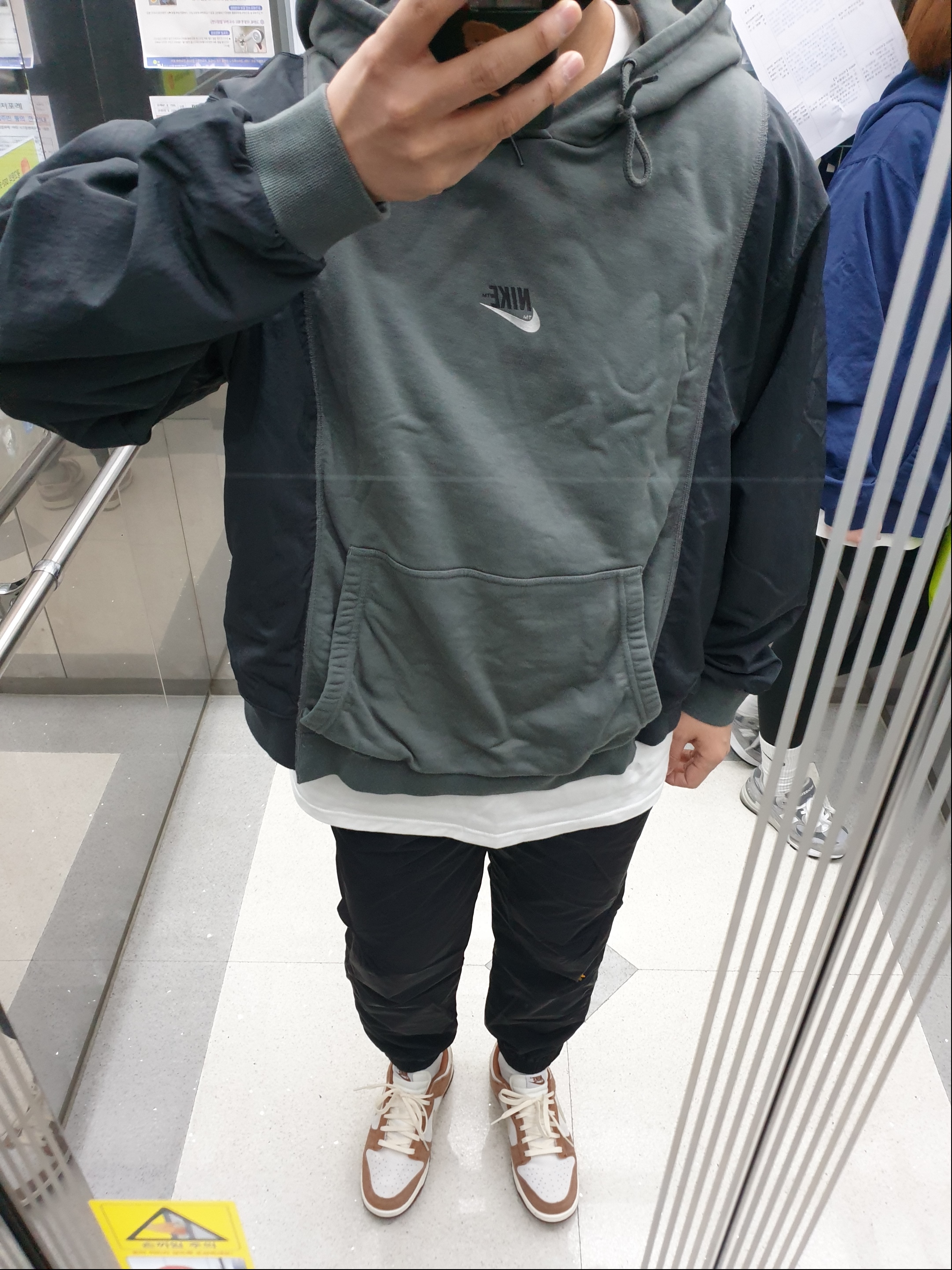 Nike Dunk Low Pro Premium Medium Curry, Nike x Drake Nocta Essential Track Pants Black - US/EU 착용 스타일