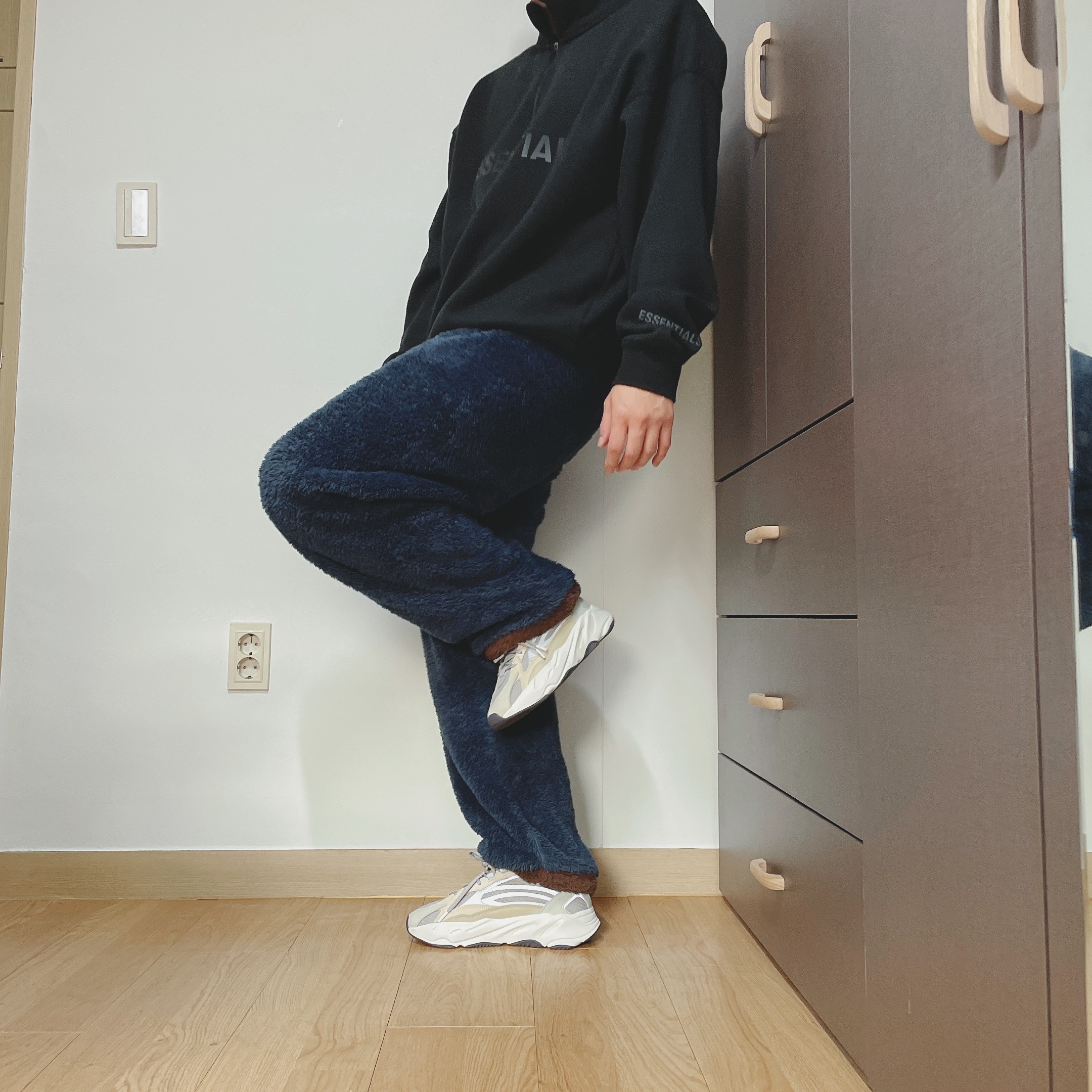 Essentials Half-Zip Pullover Dark Slate/Stretch Limo/Black - 20FW, Adidas Yeezy Boost 700 V2 Cream 착용 스타일 - 2