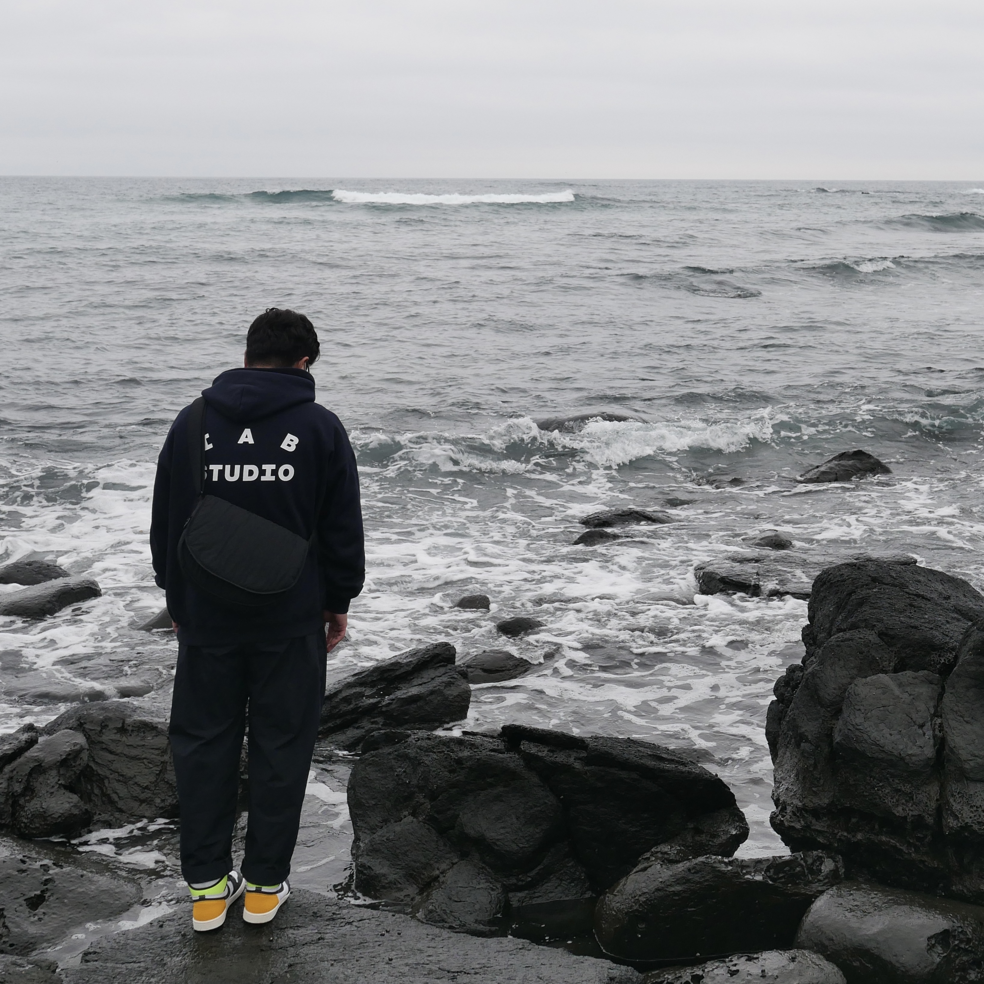 IAB Studio Hoodie Navy - 21SS, Jordan 1 Retro High OG Volt Gold 착용 스타일