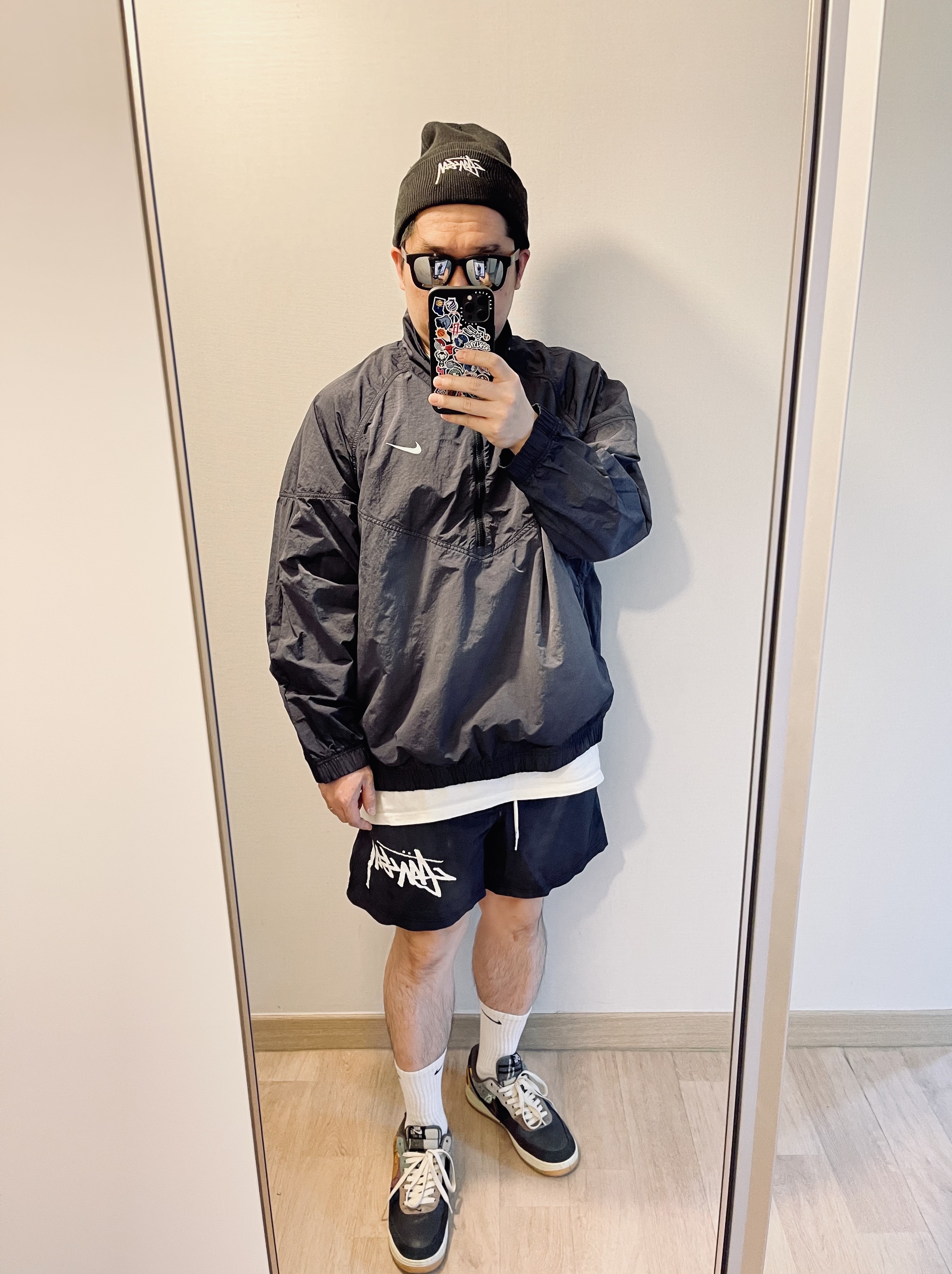 Nike x Stussy Windrunner Jacket Off Noir, Nike x Stussy Water Shorts Off Noir 착용 스타일