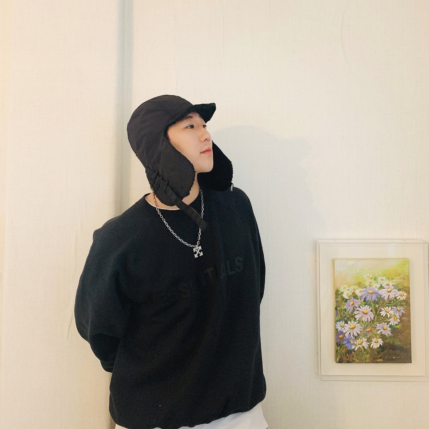 Essentials 3D Silicon Applique Crewneck Dark Slate/Black 2020 착용 스타일