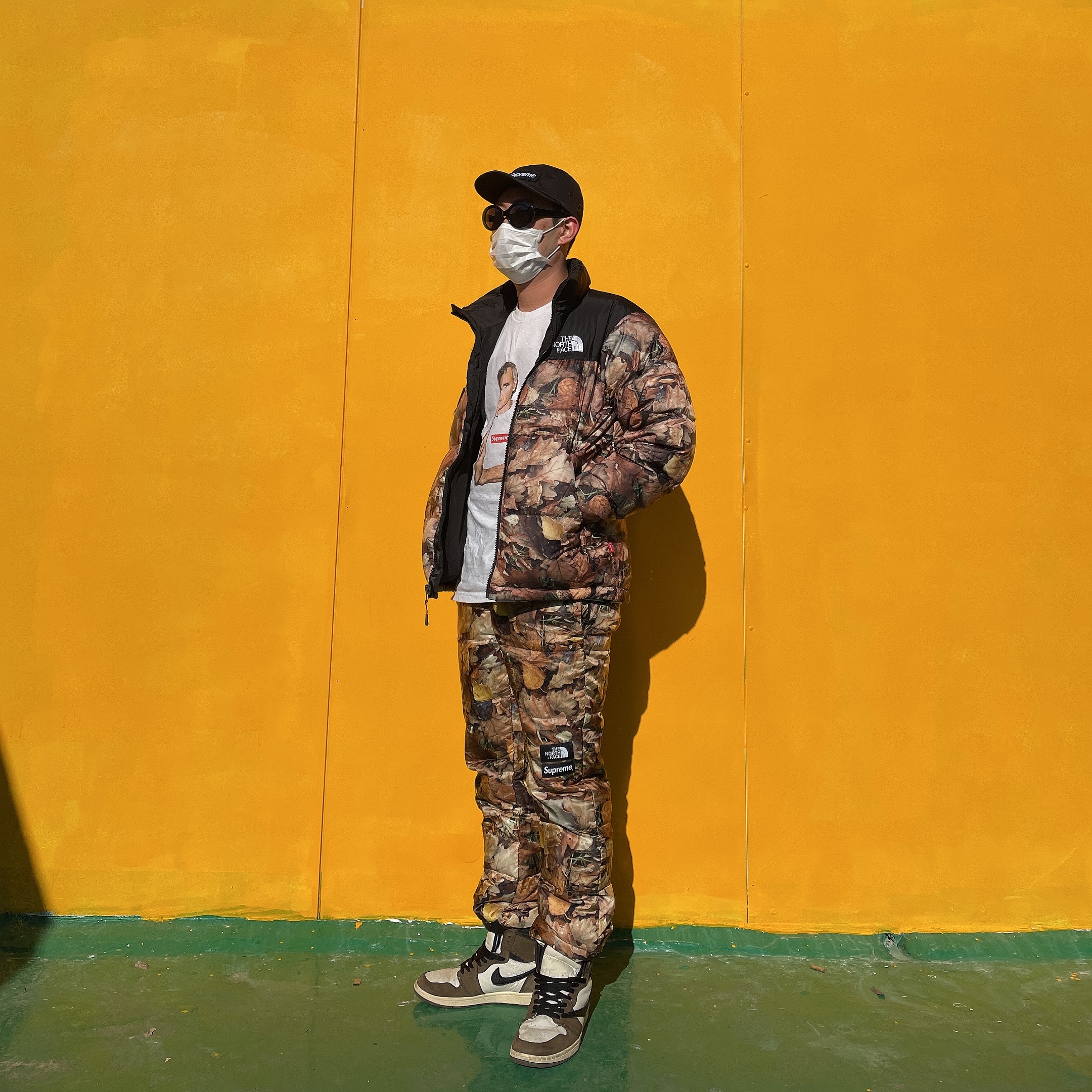 Jordan 1 x Travis Scott Retro High OG SP Mocha, Supreme x The North Face Nuptse Leaves - 16FW 착용 스타일