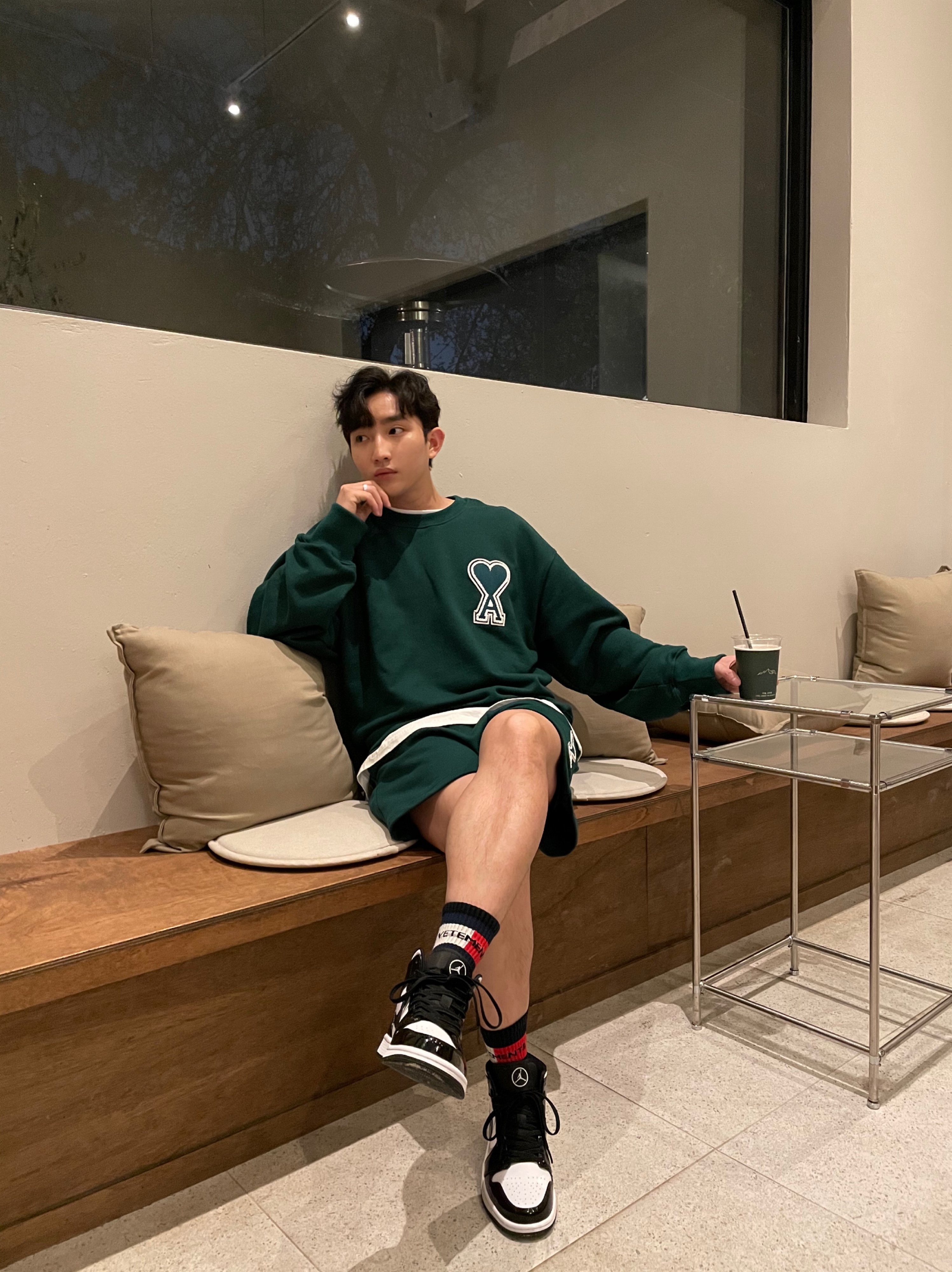 AMI de Coeur Sweatshirt Black, Jordan 1 Mid SE ASW Black 착용 스타일 - 1