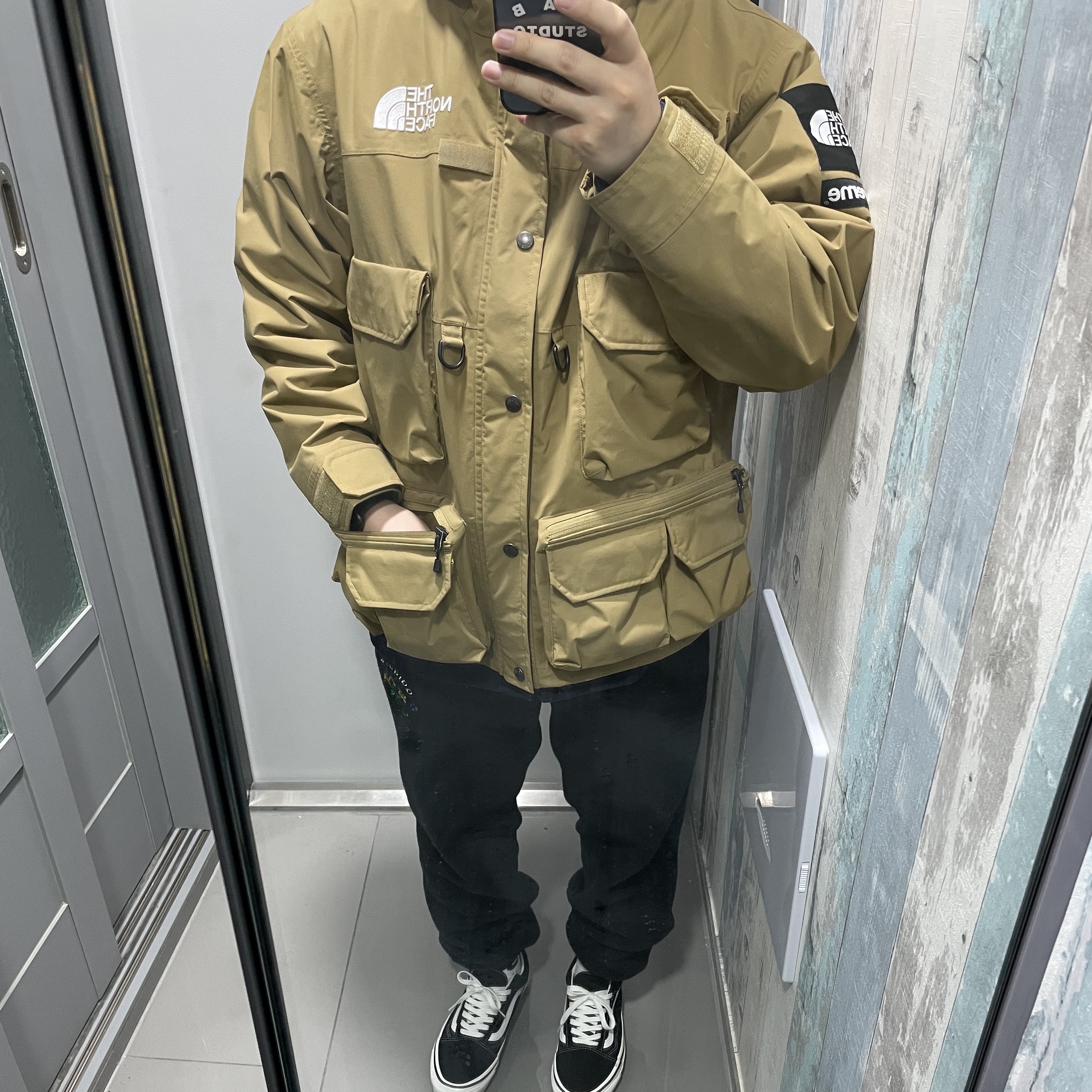 Supreme x The North Face Cargo Jacket Gold - 20SS, Vans Vault x CDG OG Old Skool LX Side Wall 착용 스타일