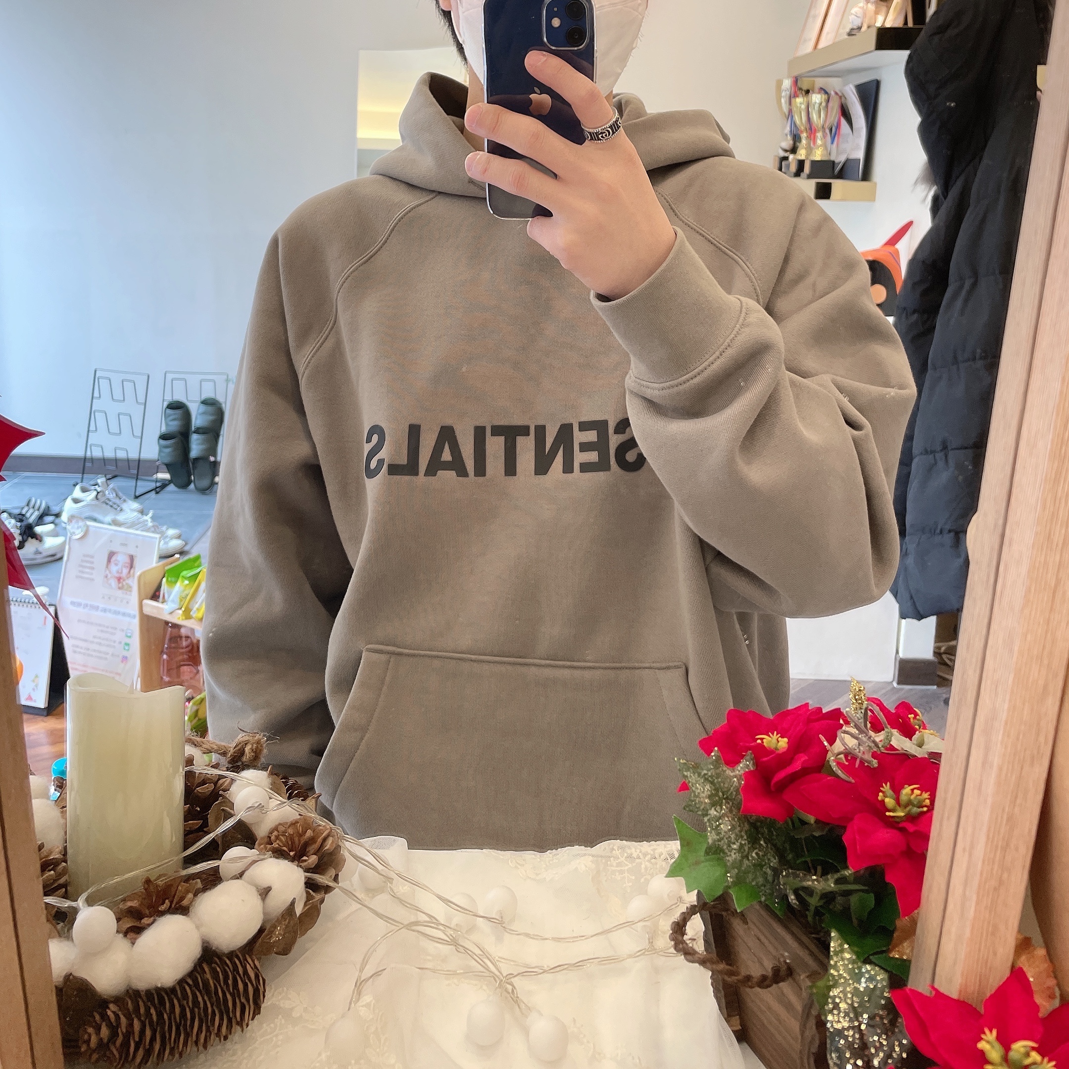 Essentials 3D Silicon Applique Pullover Hoodie Cement - 20FW 착용 스타일