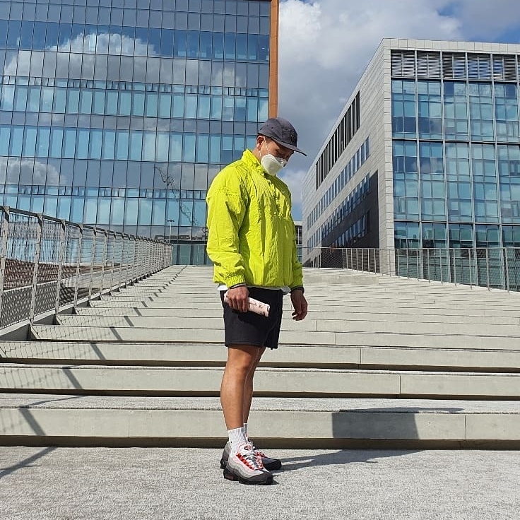 Nike x Stussy Windrunner Jacket Bright Cactus, Essentials Fleece Shorts Weathered Black - 20FW 착용 스타일 - 2