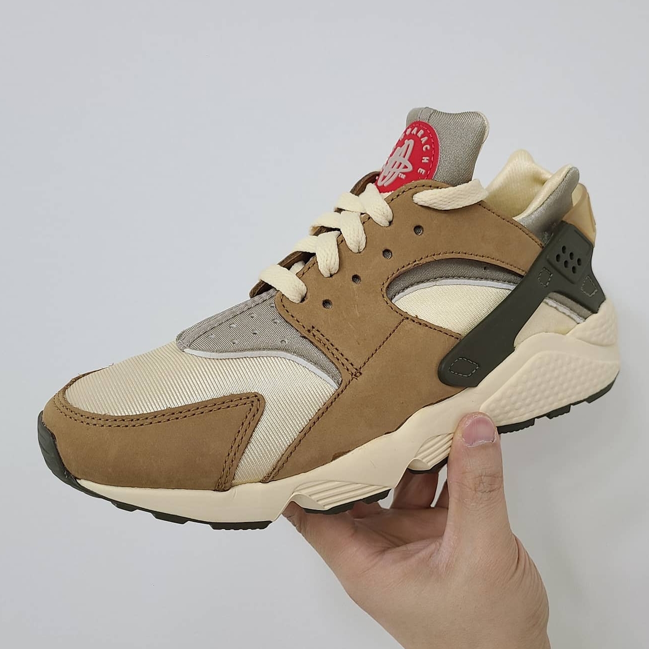 Nike x Stussy Air Huarache LE Desert Oak 착용 스타일
