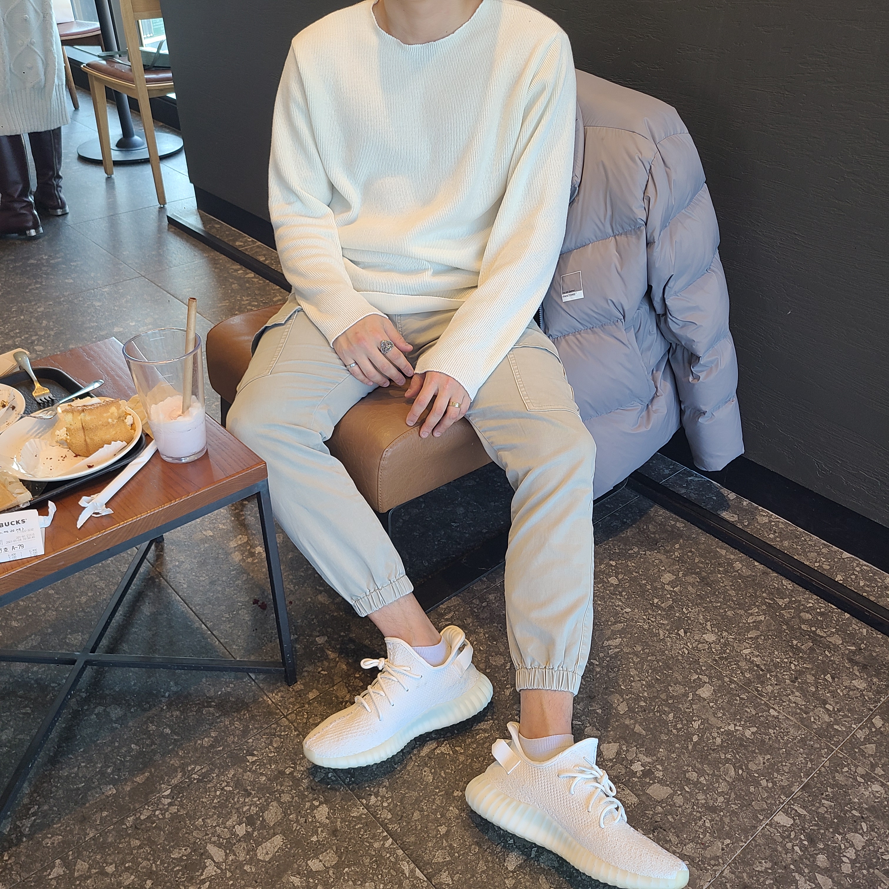Adidas Yeezy Boost 350 V2 Cream/Triple White 착용 스타일