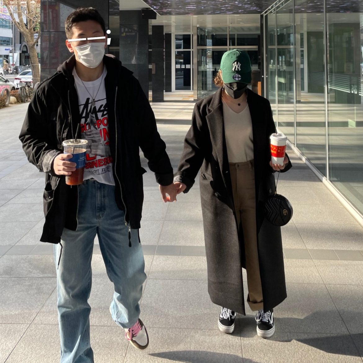 Stussy x Off-White 40 WT T-Shirt, Jordan 1 x Travis Scott Retro High OG SP Mocha 착용 스타일