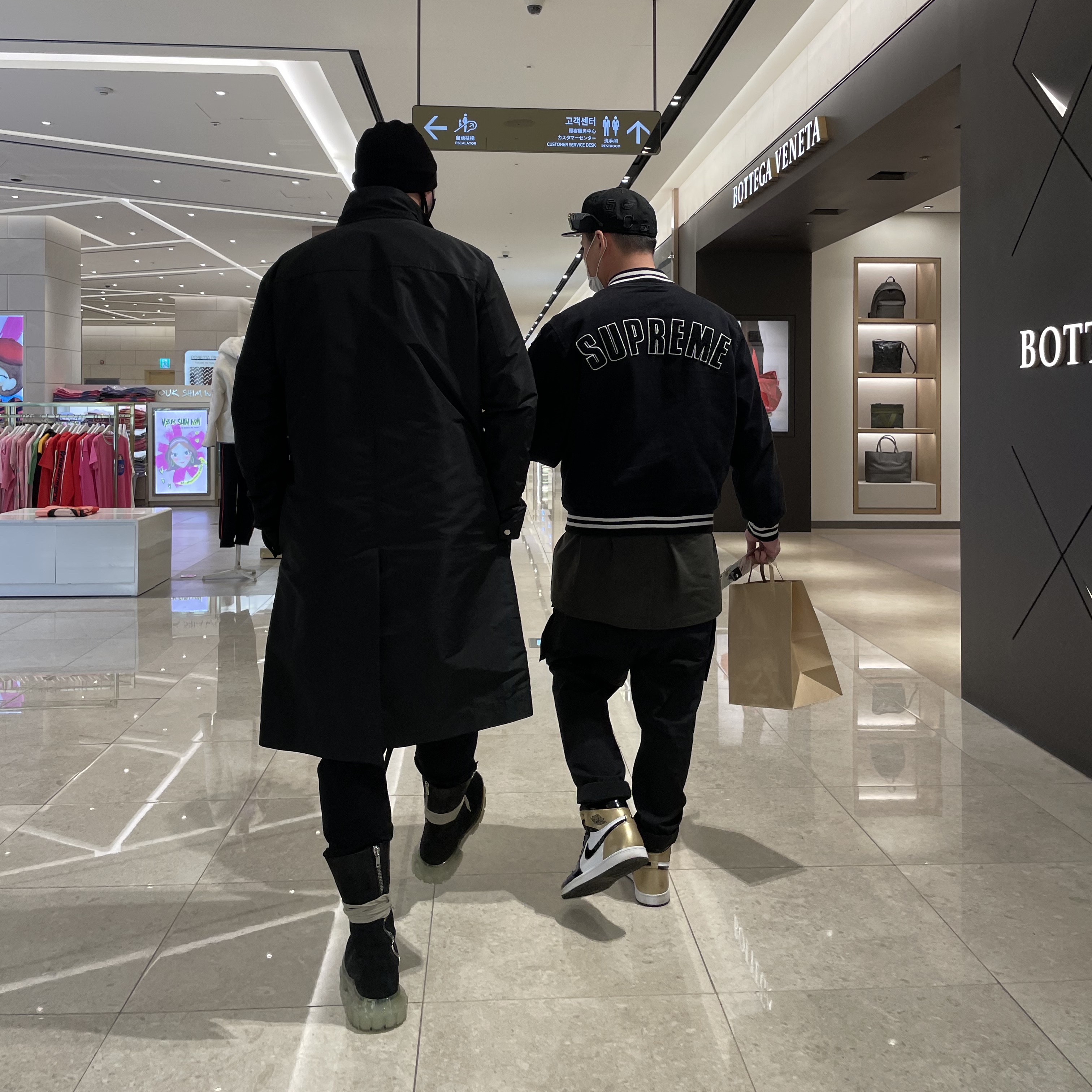 Jordan 1 Retro High NRG Patent Gold Toe, Supreme New Era MLB Varsity Jacket Black - 20SS 착용 스타일