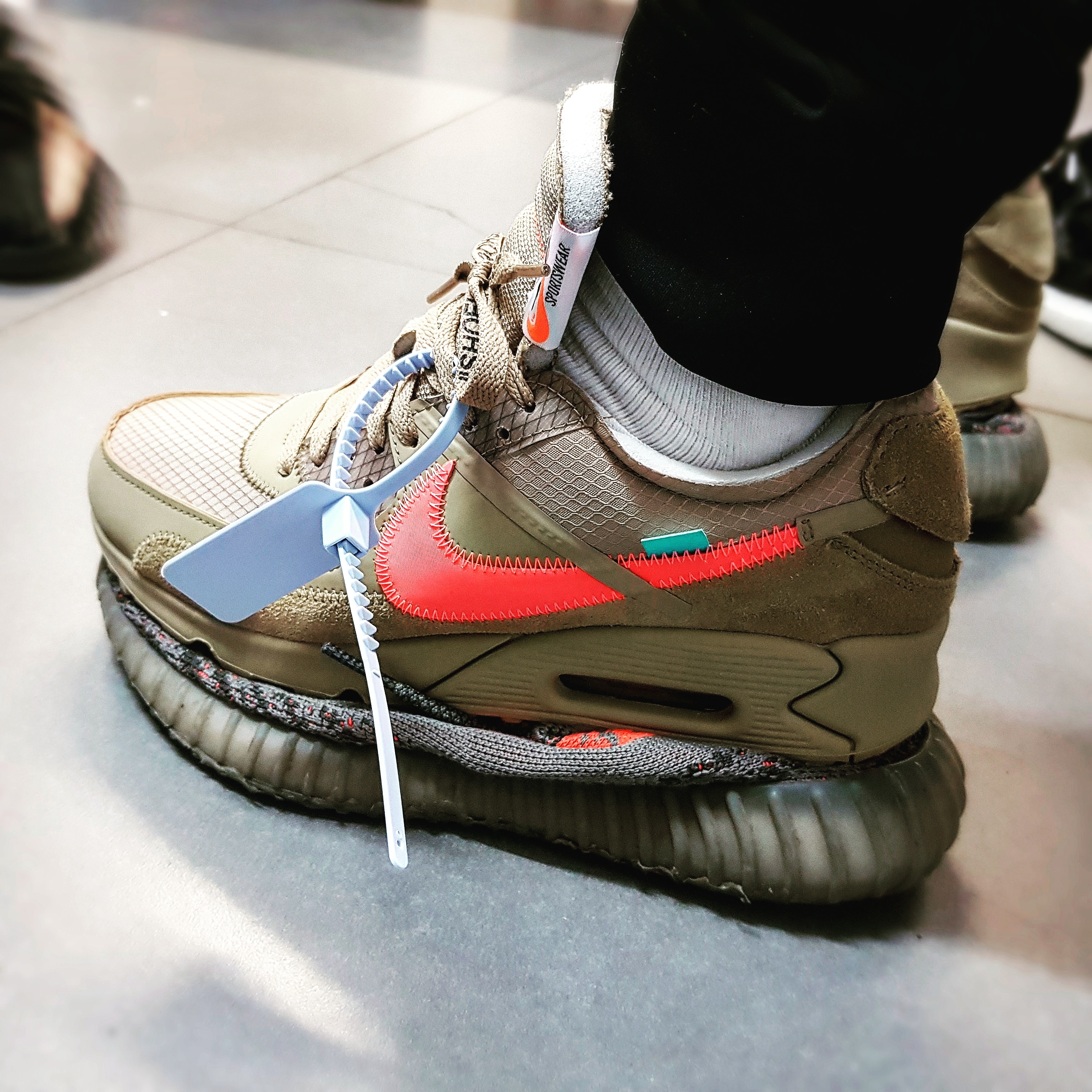 Nike x Off-White Air Max 90 V2 Desert Ore, Adidas Yeezy Boost 350 V2 Beluga 착용 스타일
