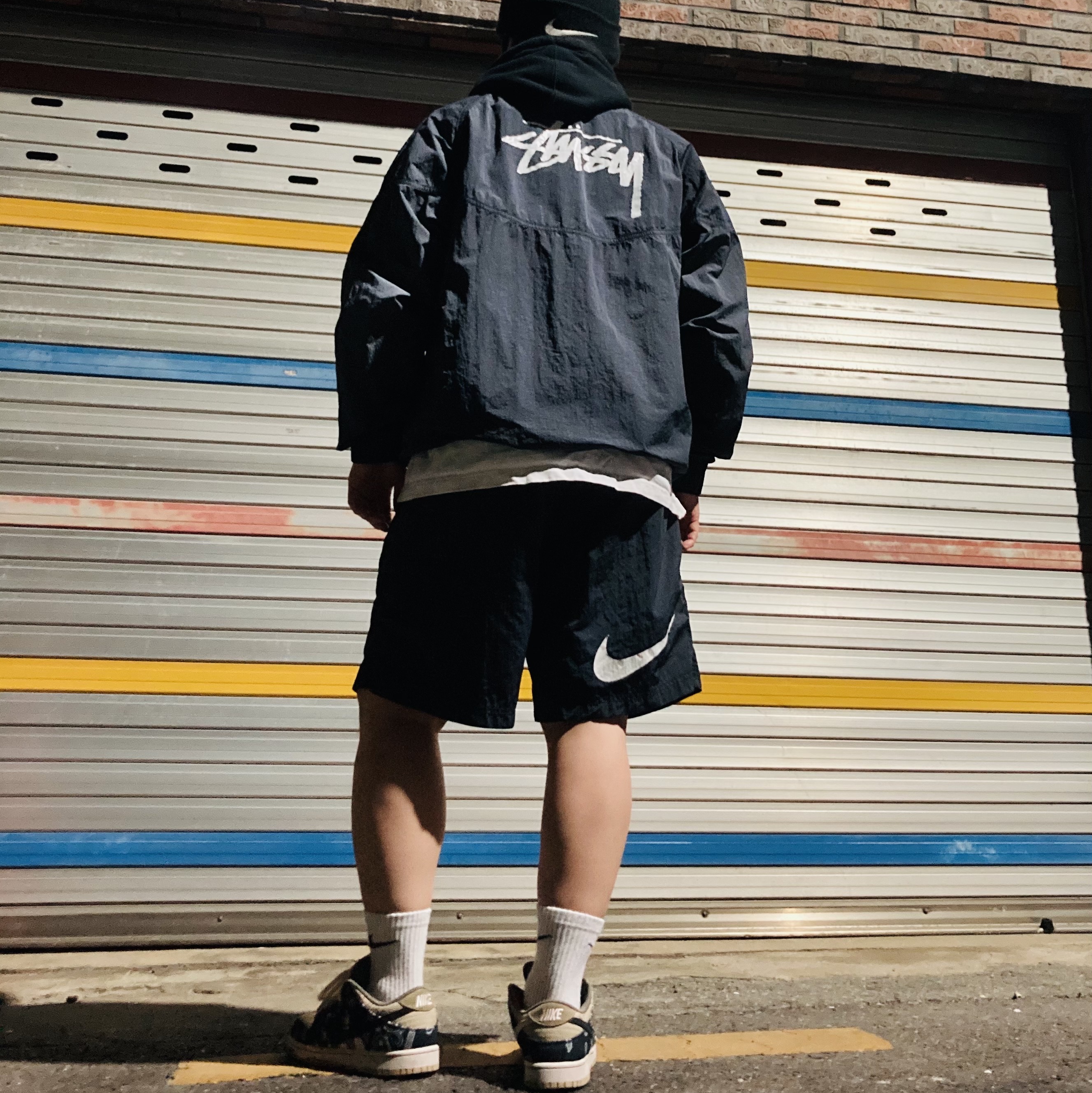 Nike x Stussy Windrunner Jacket Off Noir, Nike x Stussy Water Shorts Off Noir 착용 스타일